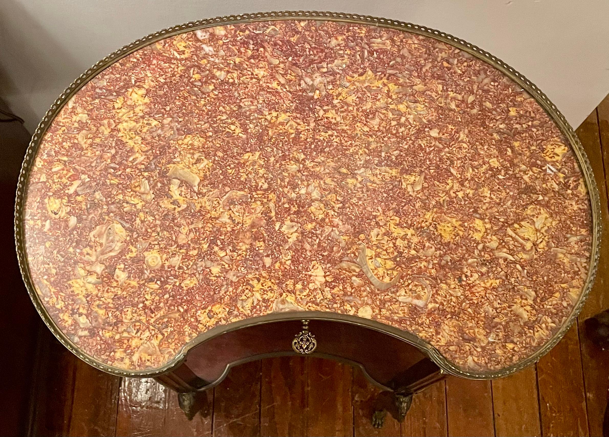 Antique French Mahogany & Gold Bronze Marble Top Kidney Shaped Table Circa 1890 In condizioni buone in vendita a New Orleans, LA