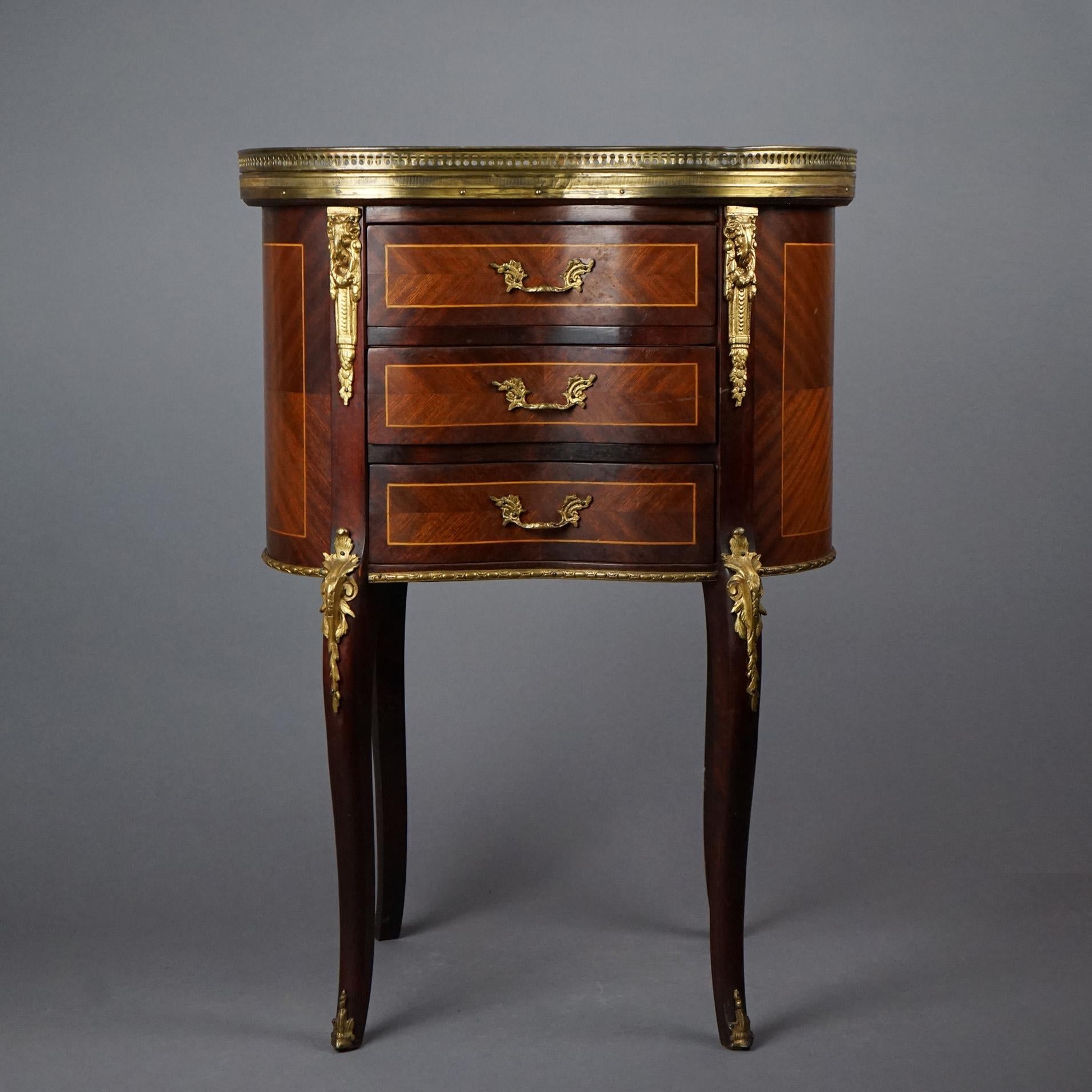 Français Ancienne table d'appoint française en forme de rein en acajou, bois de violette, marbre et bronze doré en vente