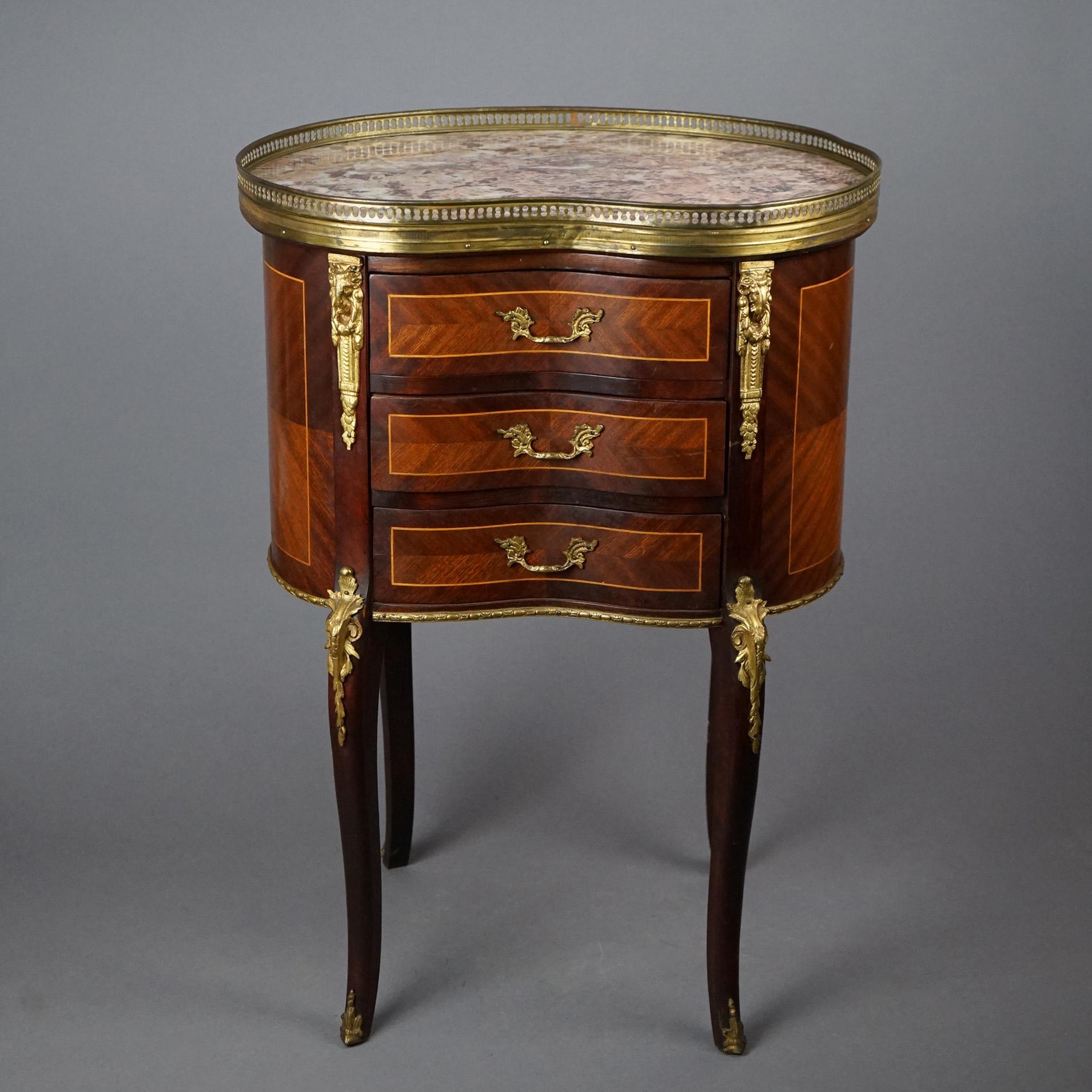Moulage Ancienne table d'appoint française en forme de rein en acajou, bois de violette, marbre et bronze doré en vente
