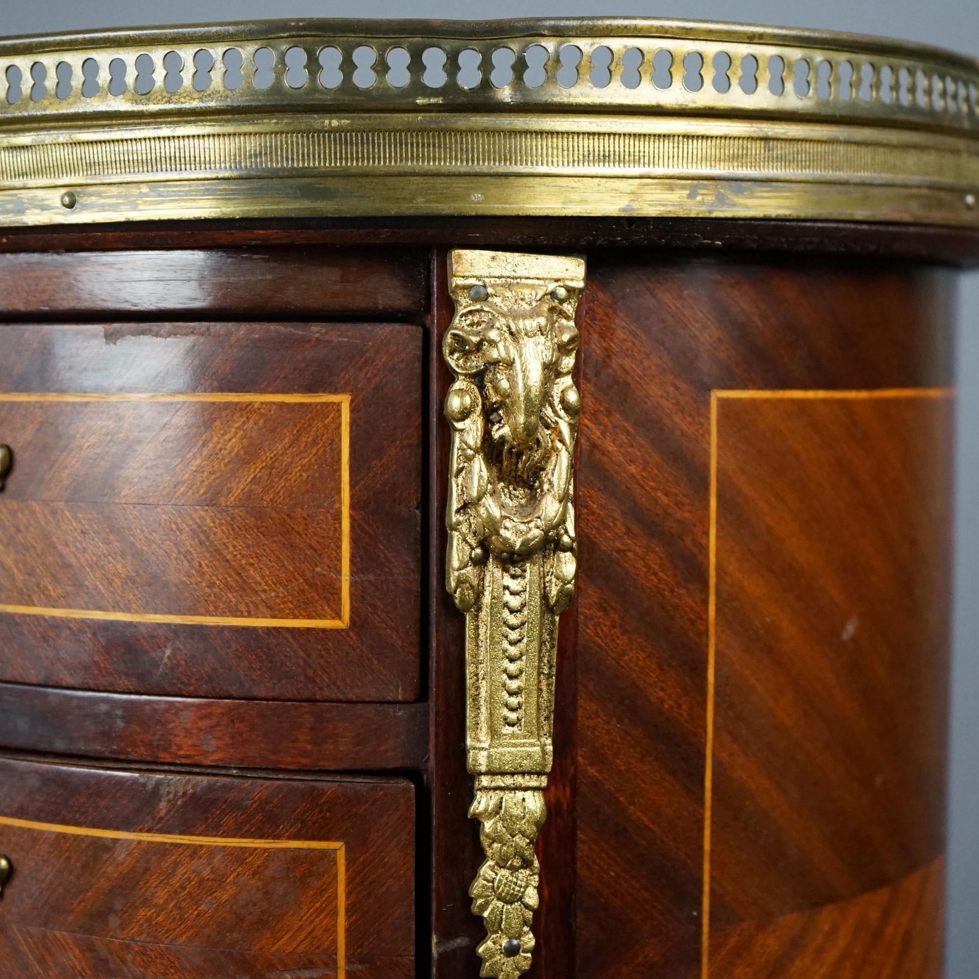20ième siècle Ancienne table d'appoint française en forme de rein en acajou, bois de violette, marbre et bronze doré en vente