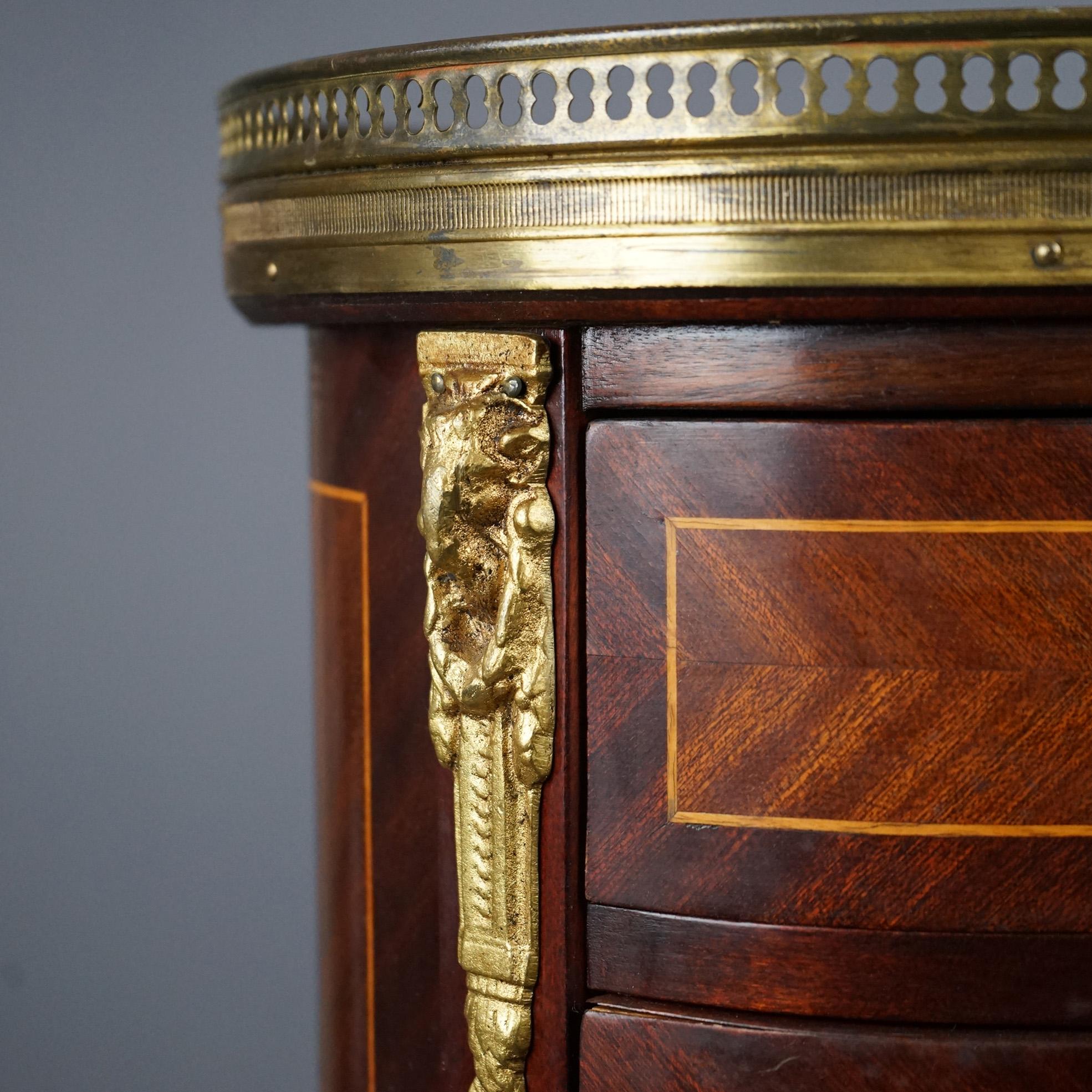 Bronze doré Ancienne table d'appoint française en forme de rein en acajou, bois de violette, marbre et bronze doré en vente