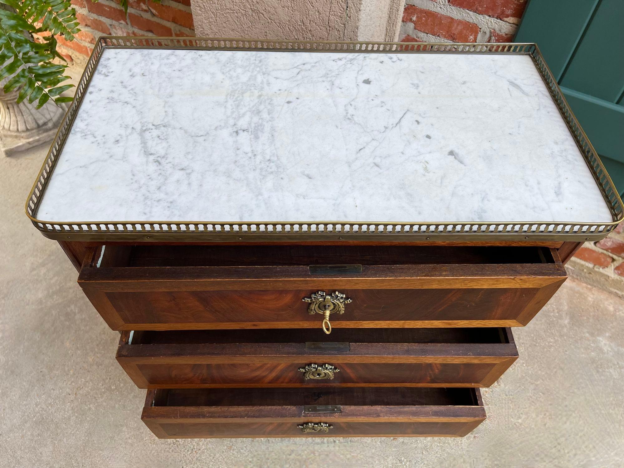 Antiker französischer Mahagoni-Beistelltisch SMALL aus WHITE-Marmor im Louis-XVI.-Stil mit Schubladenschrank im Angebot 8