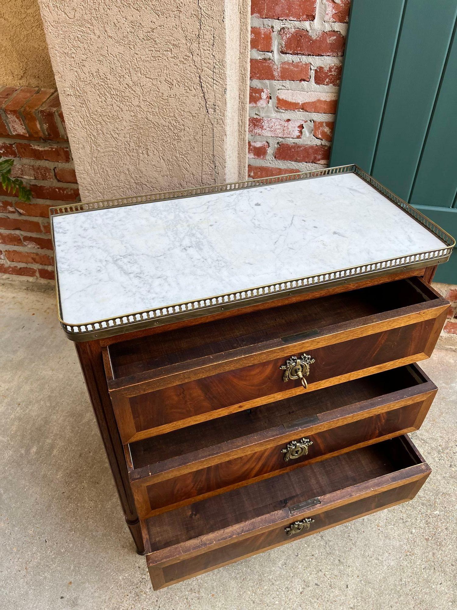 Antiker französischer Mahagoni-Beistelltisch SMALL aus WHITE-Marmor im Louis-XVI.-Stil mit Schubladenschrank im Angebot 9