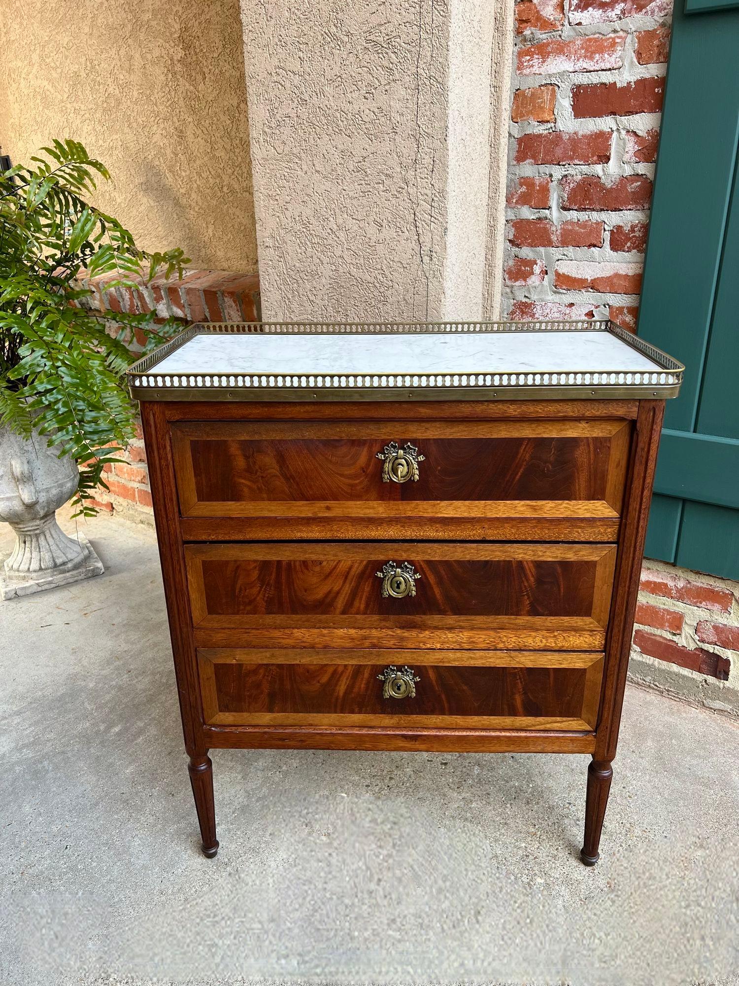 Antike Französisch Mahagoni Louis XVI Kommode WEISS Marmor KLEINEN Beistelltisch.

Direkt aus Frankreich zu uns, eine weitere klassische französische Schönheit, diese elegante antike Kommode im Louis XVI-Stil ODER Beistelltisch mit schönen