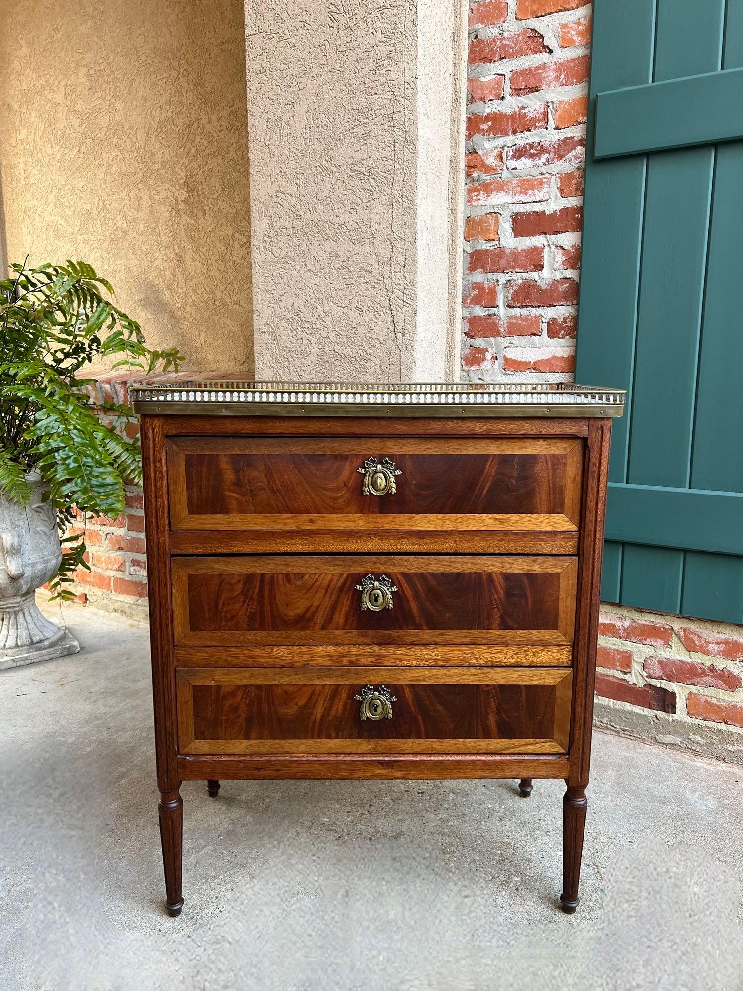 Antiker französischer Mahagoni-Beistelltisch SMALL aus WHITE-Marmor im Louis-XVI.-Stil mit Schubladenschrank (Louis XVI.) im Angebot
