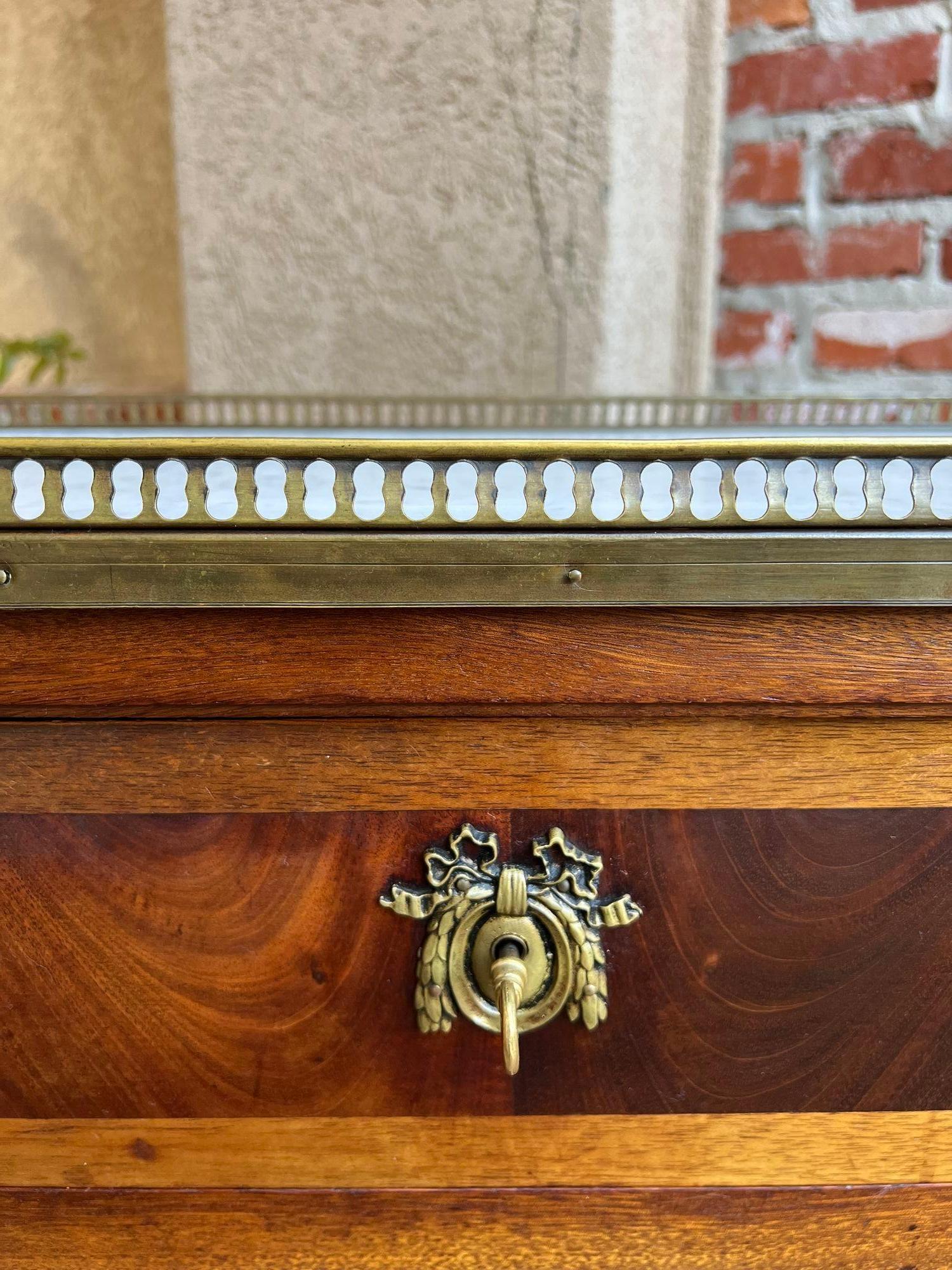Antiker französischer Mahagoni-Beistelltisch SMALL aus WHITE-Marmor im Louis-XVI.-Stil mit Schubladenschrank (Intarsie) im Angebot