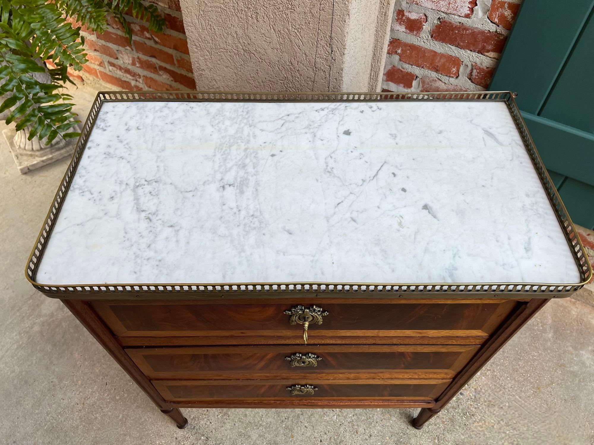 Antiker französischer Mahagoni-Beistelltisch SMALL aus WHITE-Marmor im Louis-XVI.-Stil mit Schubladenschrank im Zustand „Gut“ im Angebot in Shreveport, LA