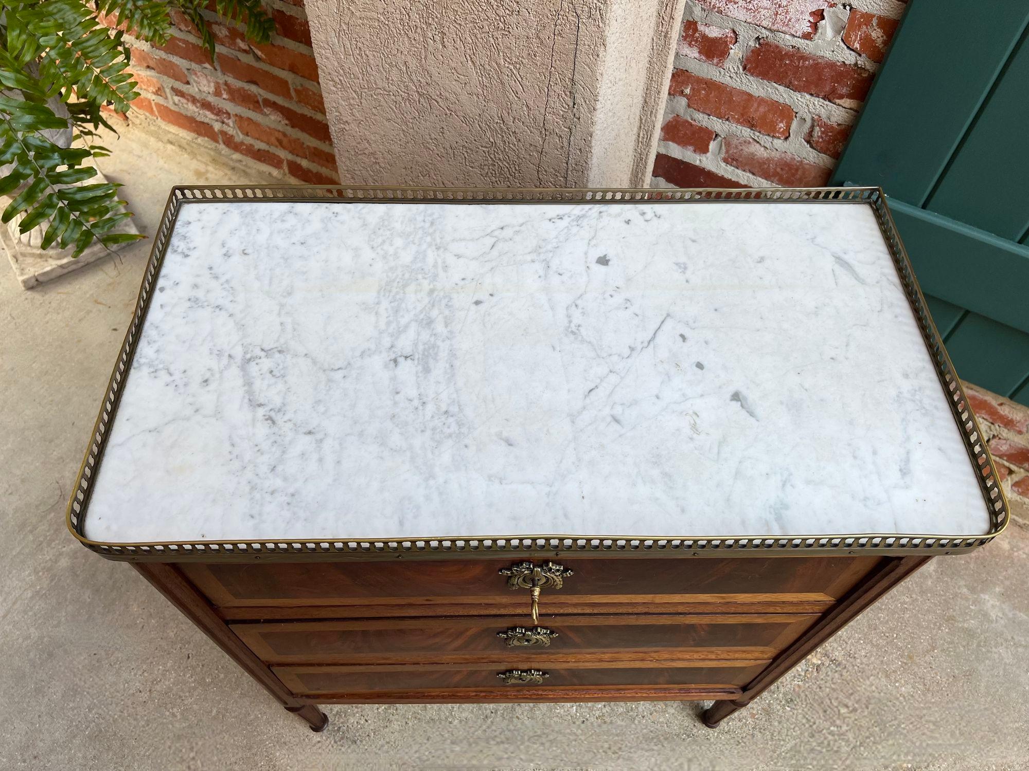 Antiker französischer Mahagoni-Beistelltisch SMALL aus WHITE-Marmor im Louis-XVI.-Stil mit Schubladenschrank (Frühes 20. Jahrhundert) im Angebot