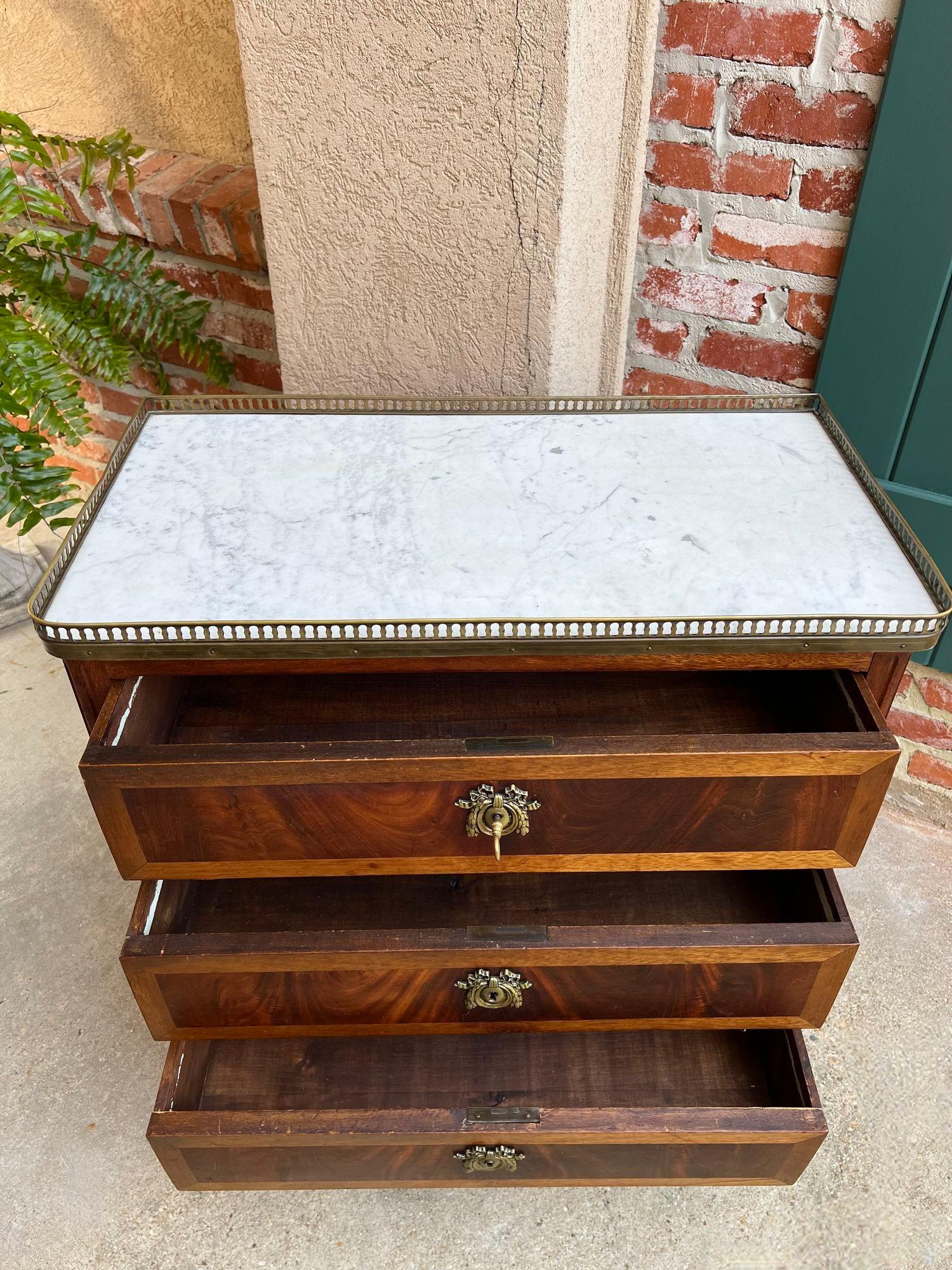 Antiker französischer Mahagoni-Beistelltisch SMALL aus WHITE-Marmor im Louis-XVI.-Stil mit Schubladenschrank (Messing) im Angebot