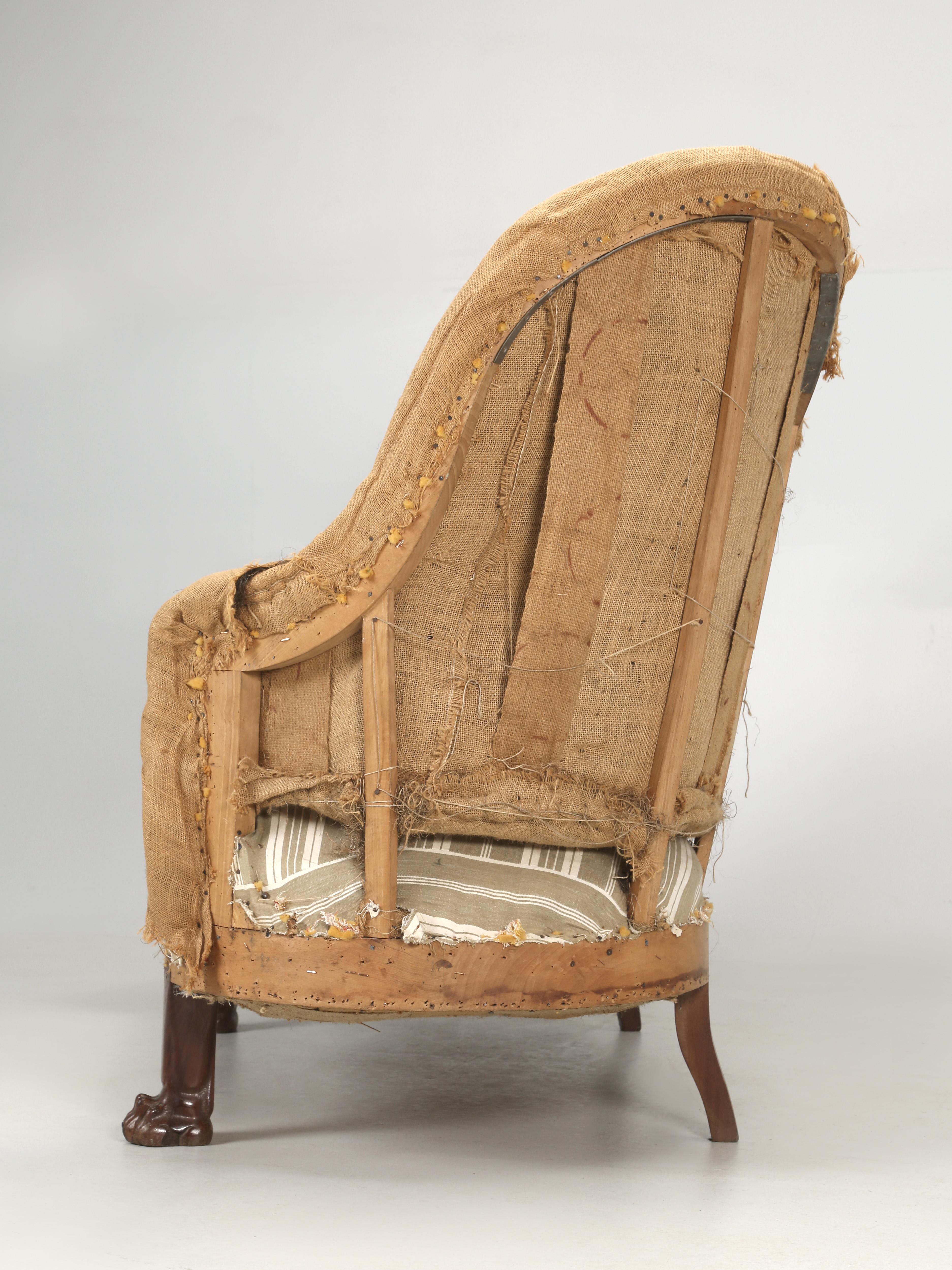 Vittoriano Antique French Loveseat o Settee in mogano, piedi a zampa di leone Non restaurato c1800's in vendita
