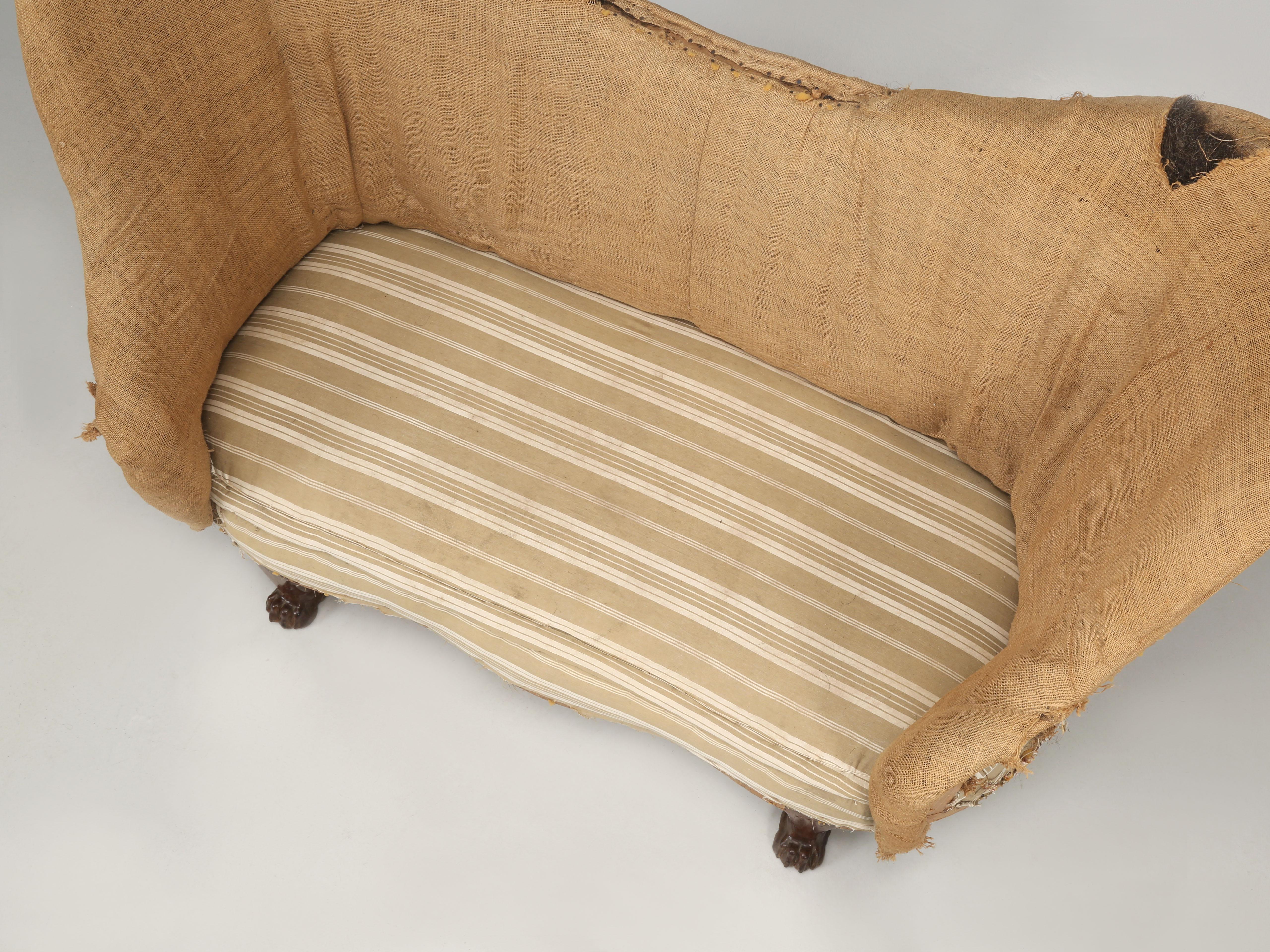 Francese Antique French Loveseat o Settee in mogano, piedi a zampa di leone Non restaurato c1800's in vendita