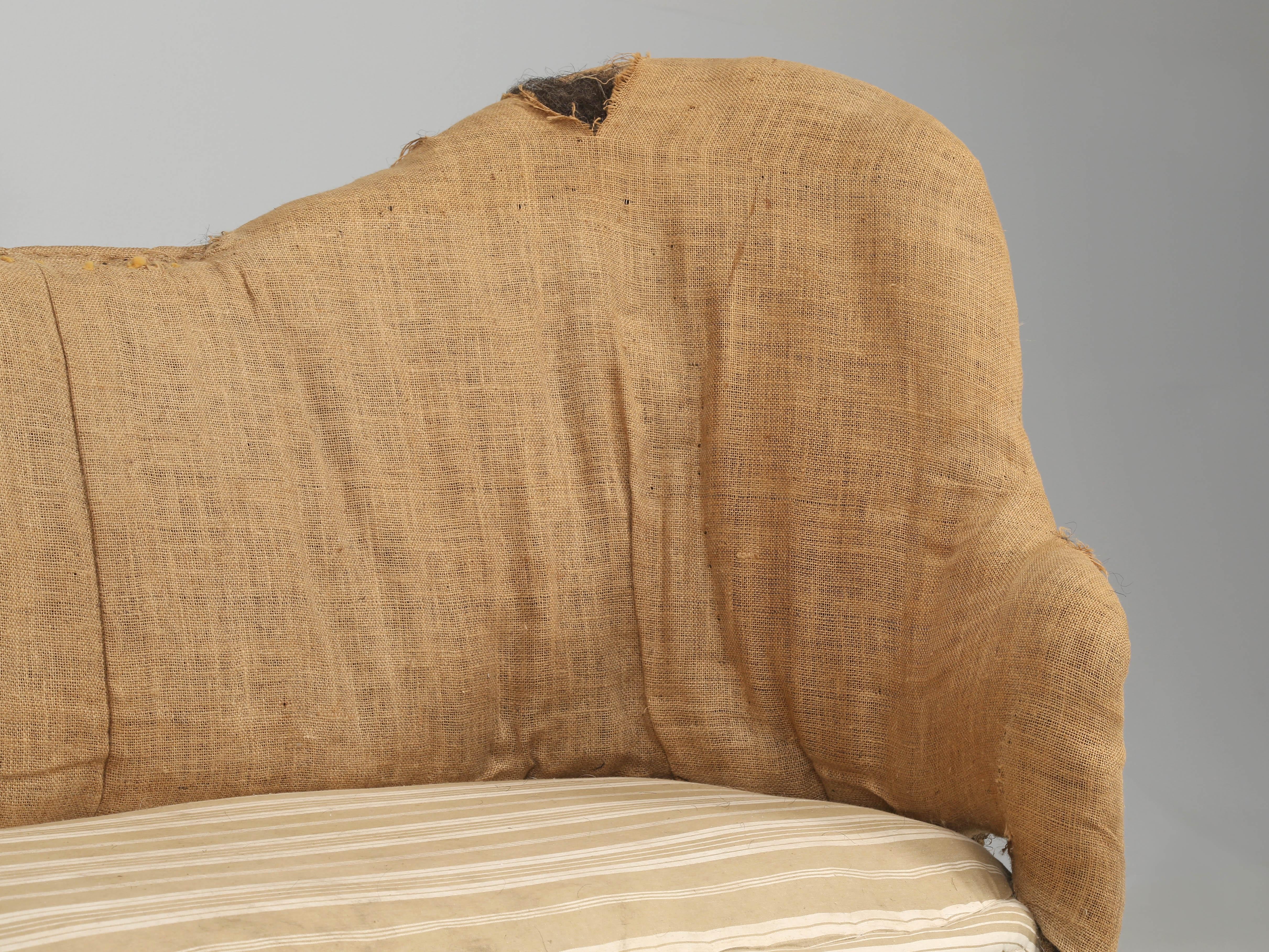 Intagliato a mano Antique French Loveseat o Settee in mogano, piedi a zampa di leone Non restaurato c1800's in vendita