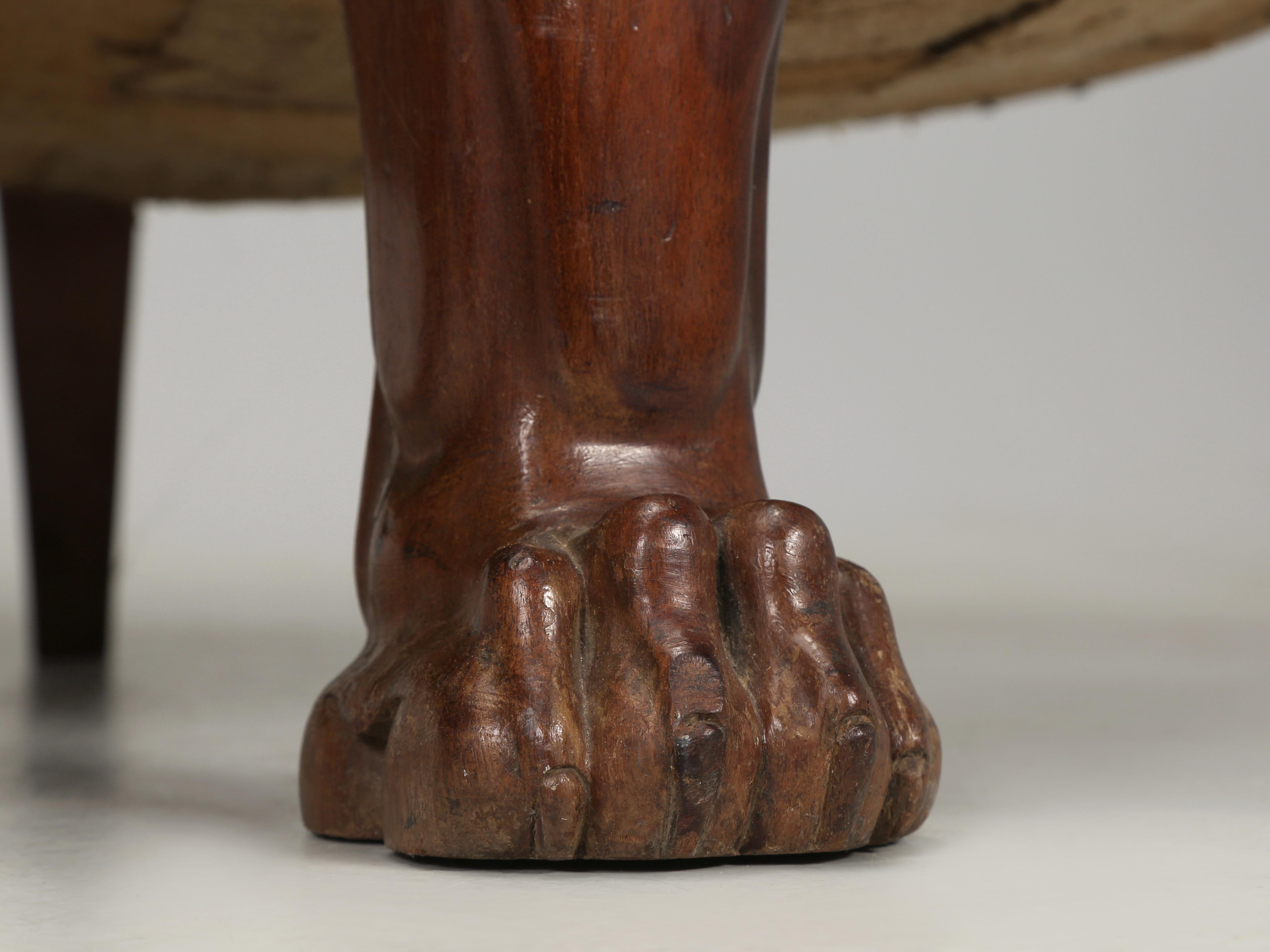 Ancienne banquette ou banquette française en acajou, pieds en pattes de lion, non restaurée, vers les années 1800  en vente 1
