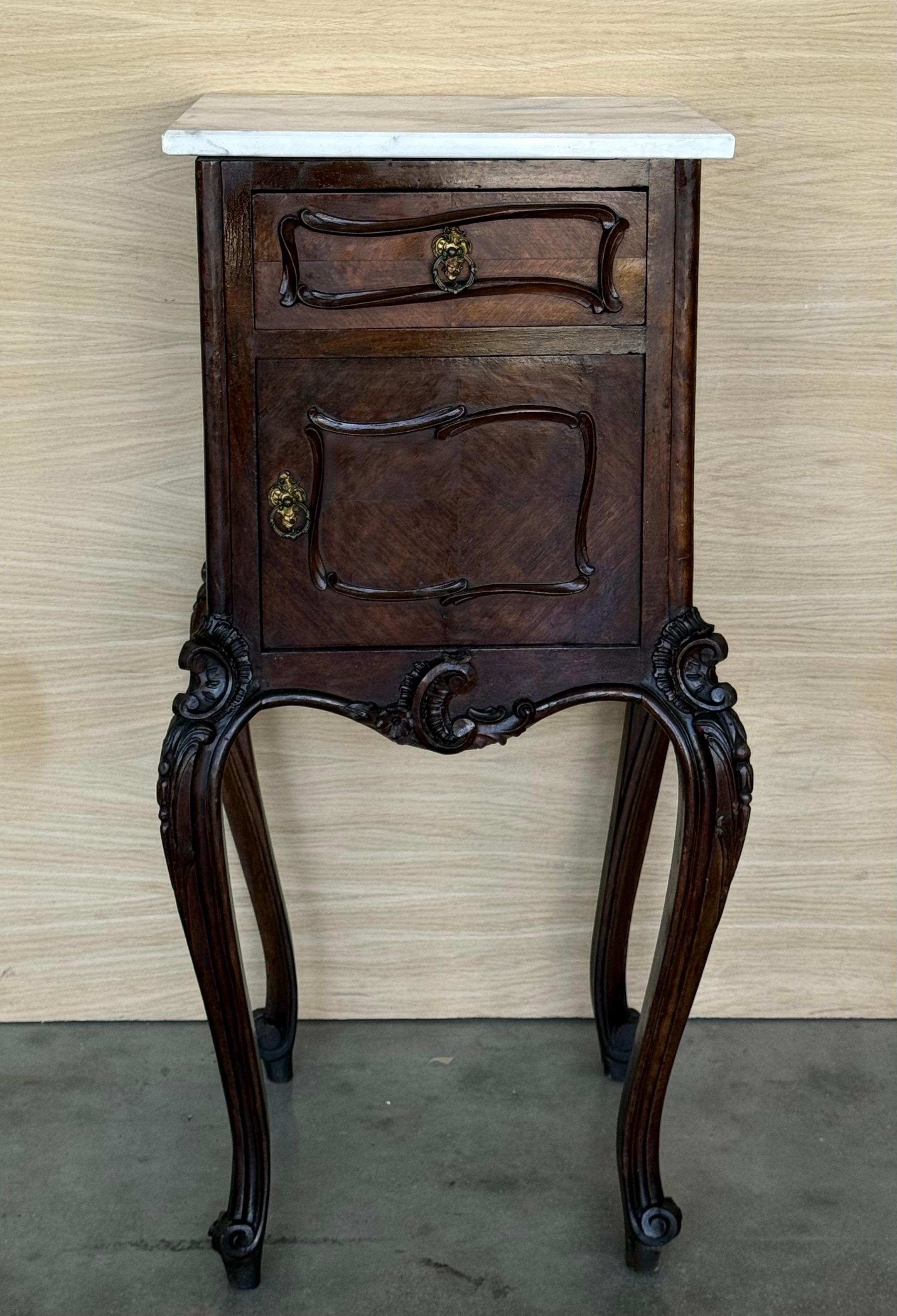 Two very nice elegant France nightstands. White marble tops on cabriole legs. The interior compartment was made of white marble. Bronze handles. Walnut wood.

