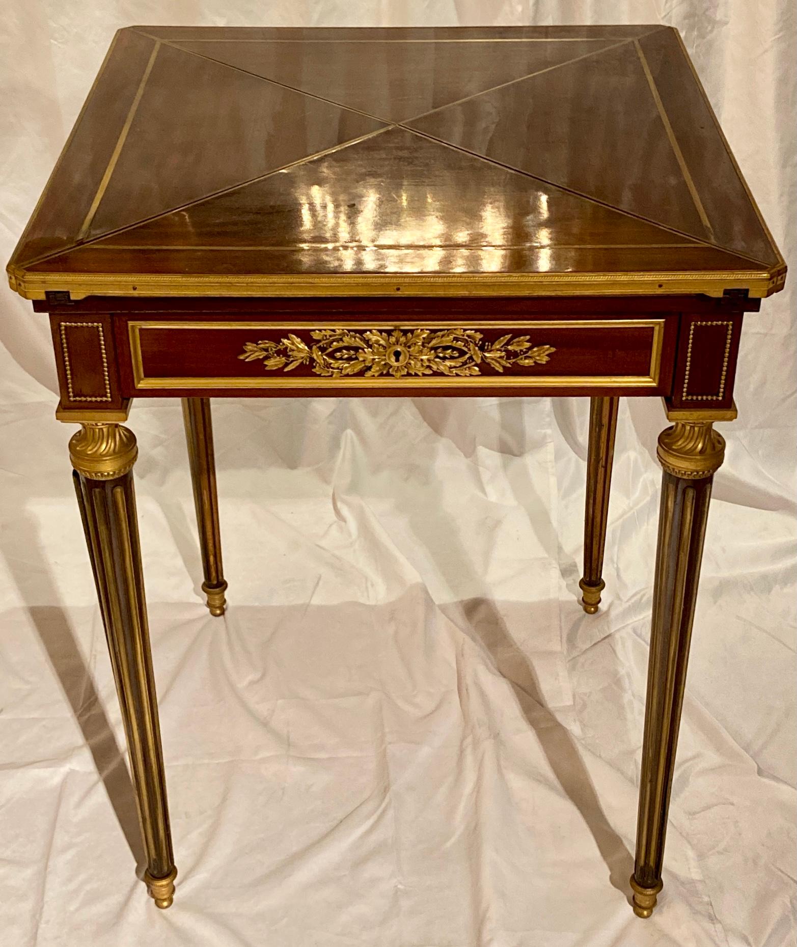 Ancienne table à cartes à mouchoirs en acajou et bronze doré, signée par l'ébéniste Paul Sormani, vers 1870.
carré de 23
