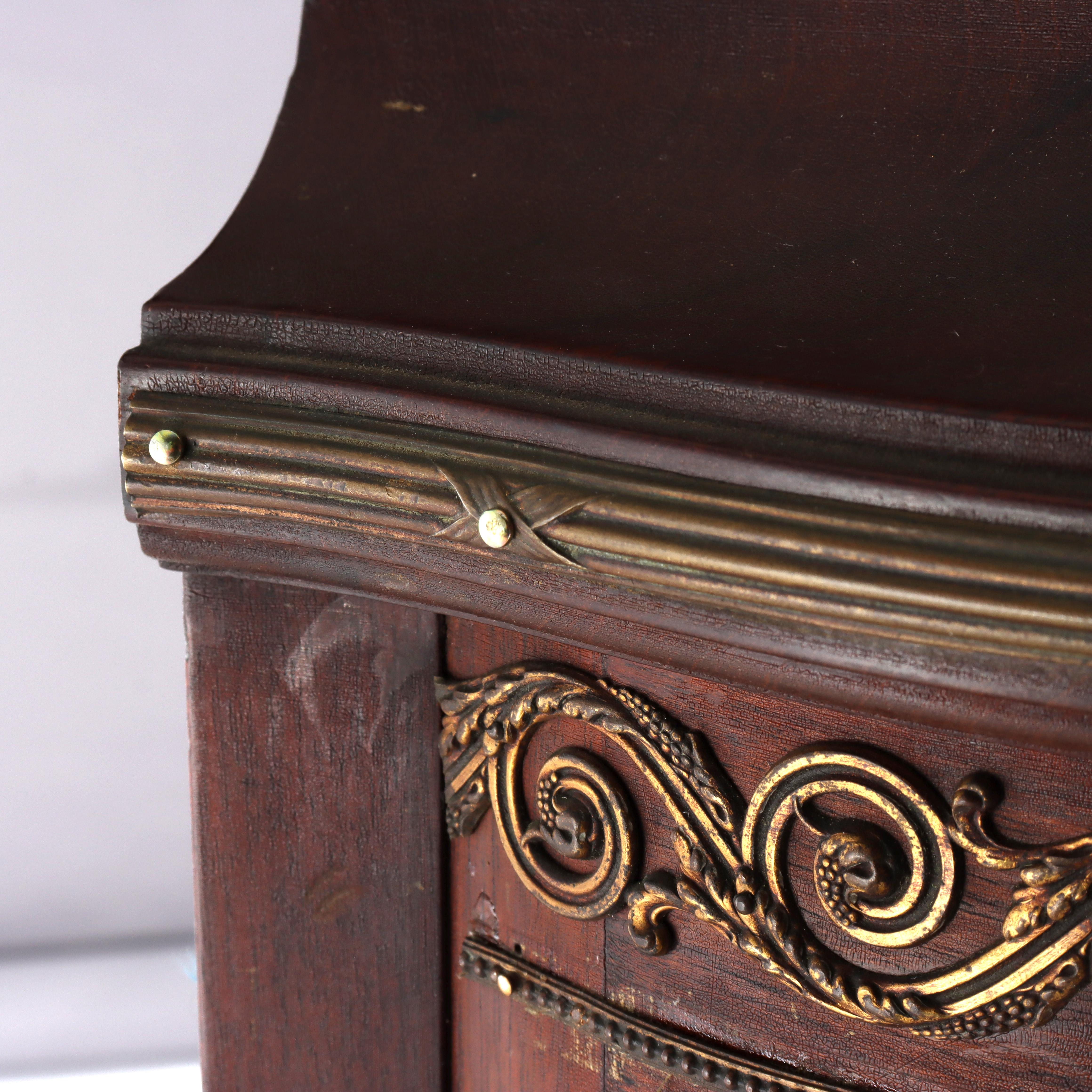 Mogano Antique French Vitrine in mogano e ormolu con pannelli in Vernis Martin del 1890 ca. in vendita