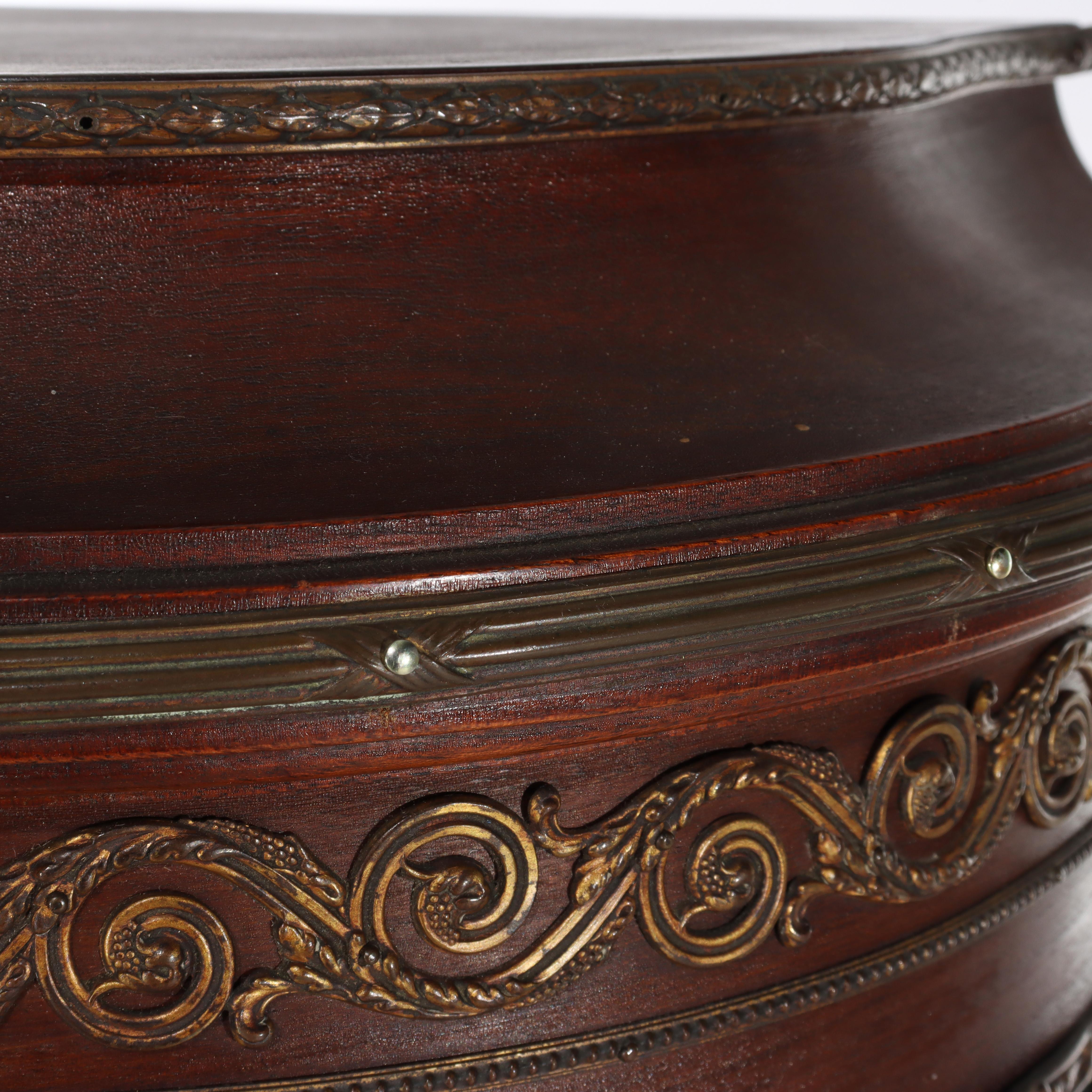 Antique French Vitrine in mogano e ormolu con pannelli in Vernis Martin del 1890 ca. in vendita 1