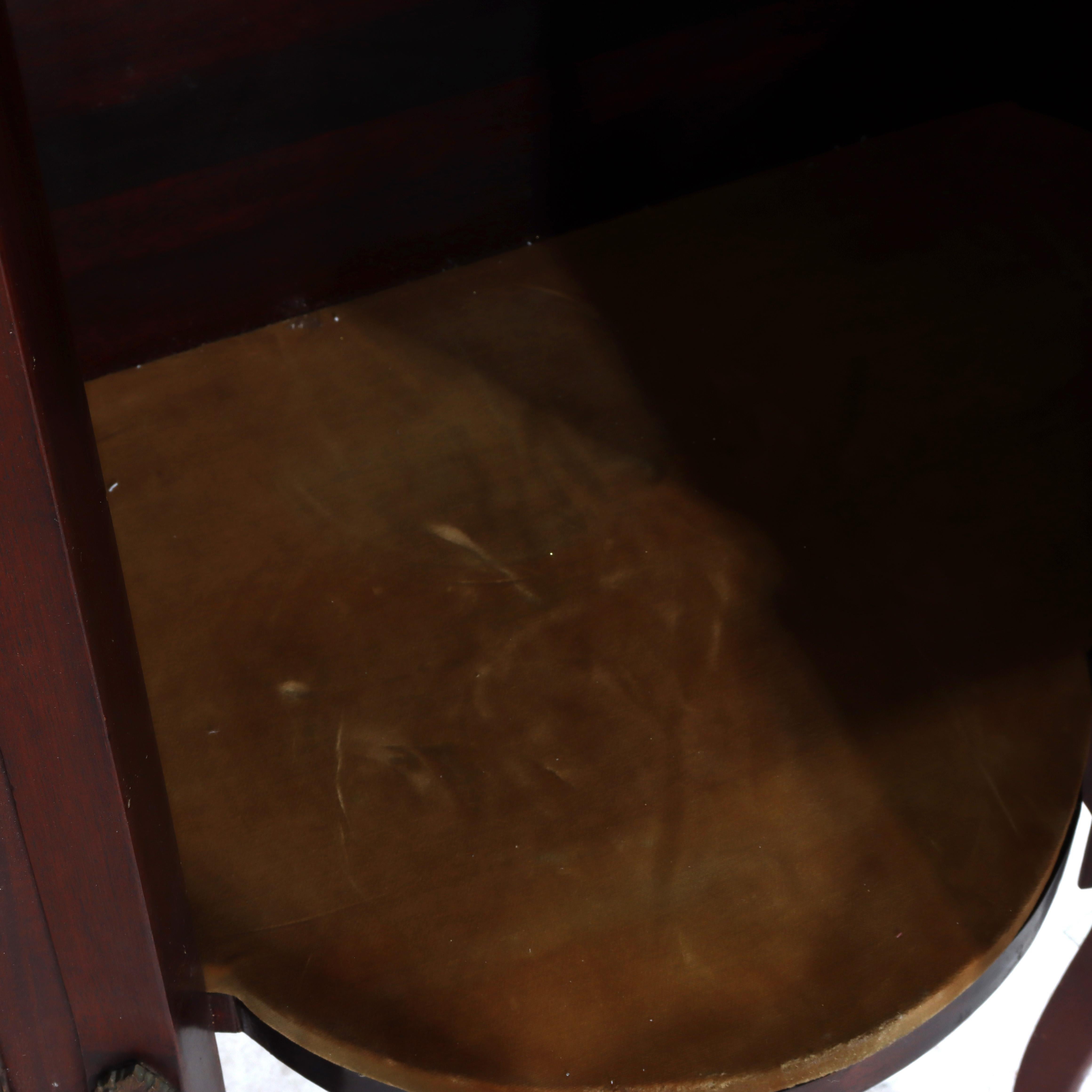 Antique French Vitrine in mogano e ormolu con pannelli in Vernis Martin del 1890 ca. in vendita 3