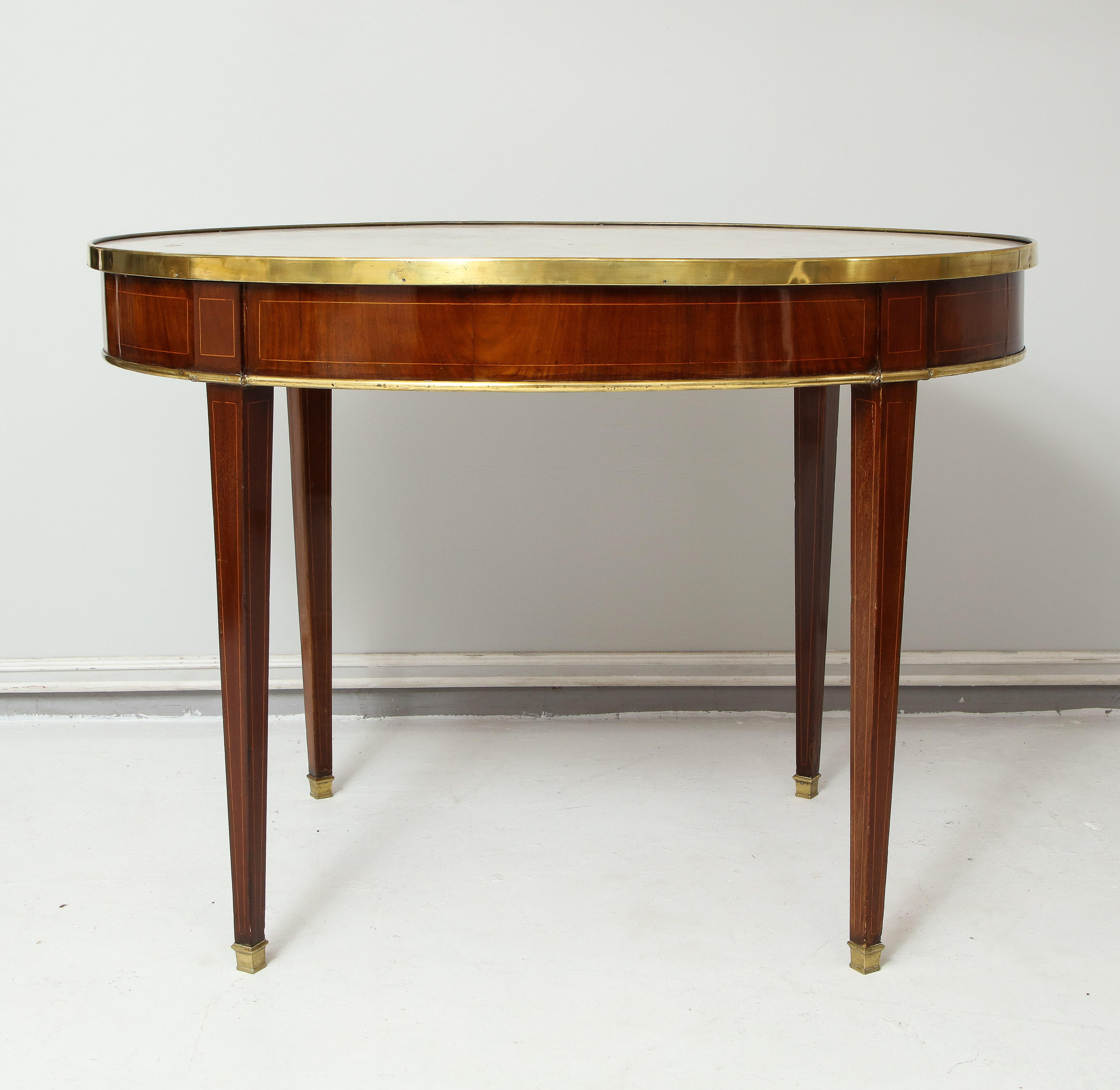 Antique French Mahogany Oval Marble-Top Bouillote Table on Tapered Legs In Good Condition For Sale In New York, NY