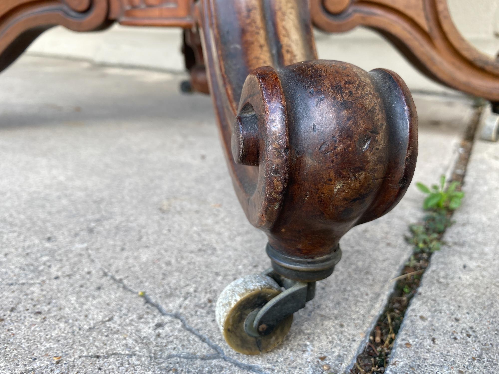 Antique French Tavolino in mogano con cassetti e rotelle, 1890 circa in vendita 4