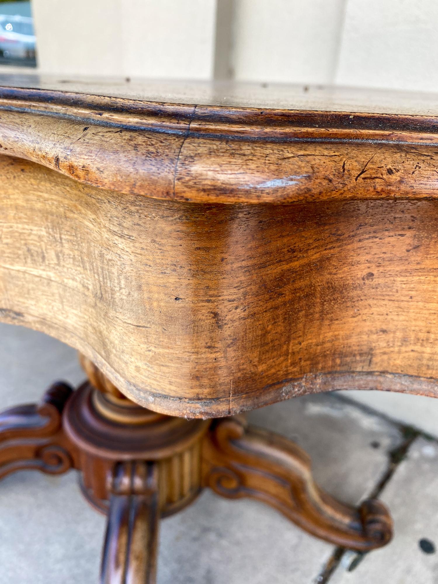 Antique French Tavolino in mogano con cassetti e rotelle, 1890 circa in vendita 5