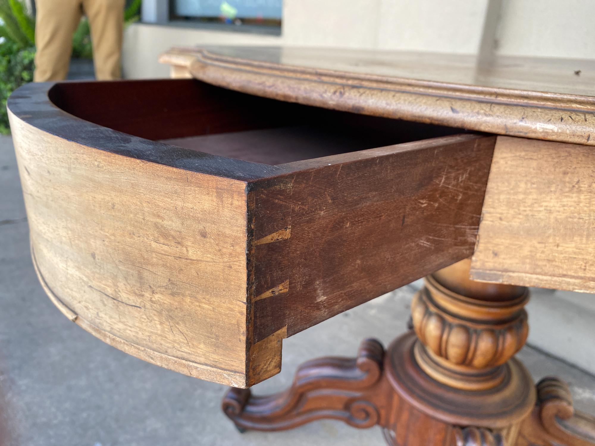 Antique French Tavolino in mogano con cassetti e rotelle, 1890 circa in vendita 8