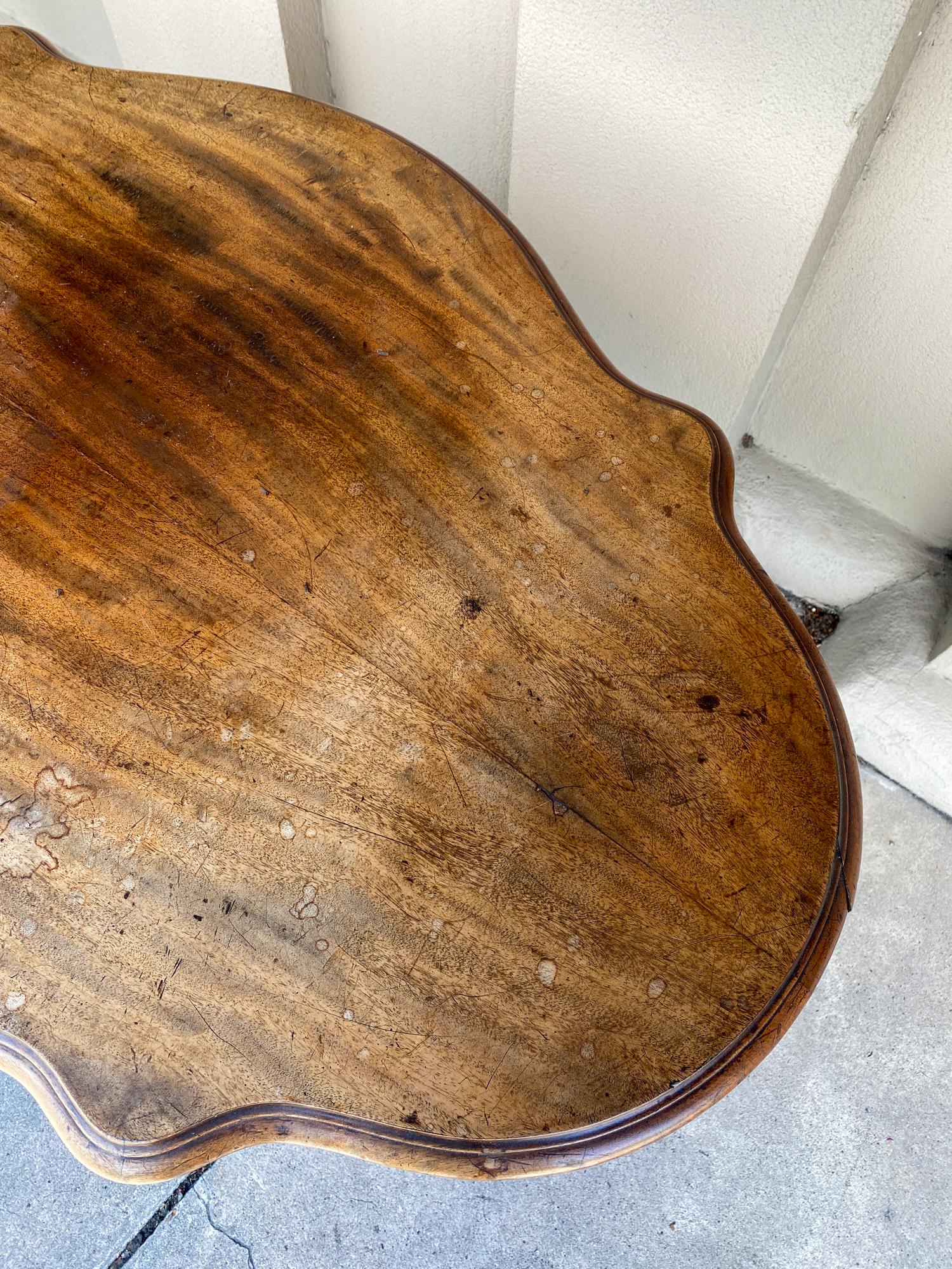 Antique French Tavolino in mogano con cassetti e rotelle, 1890 circa in vendita 10
