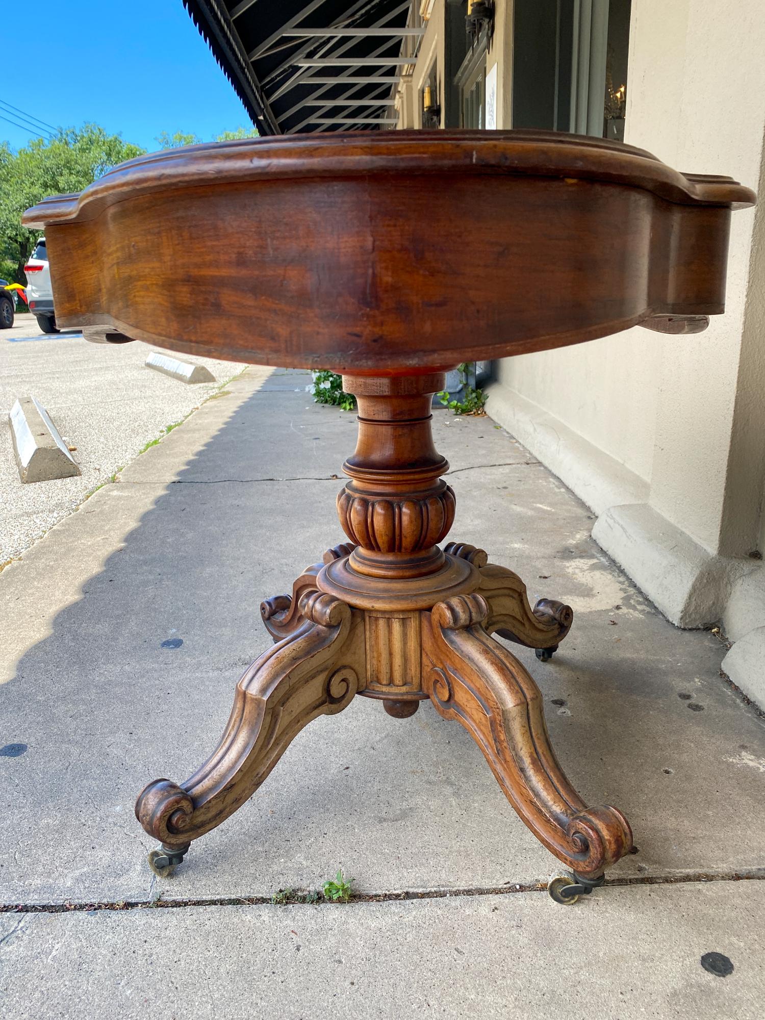Francese Antique French Tavolino in mogano con cassetti e rotelle, 1890 circa in vendita