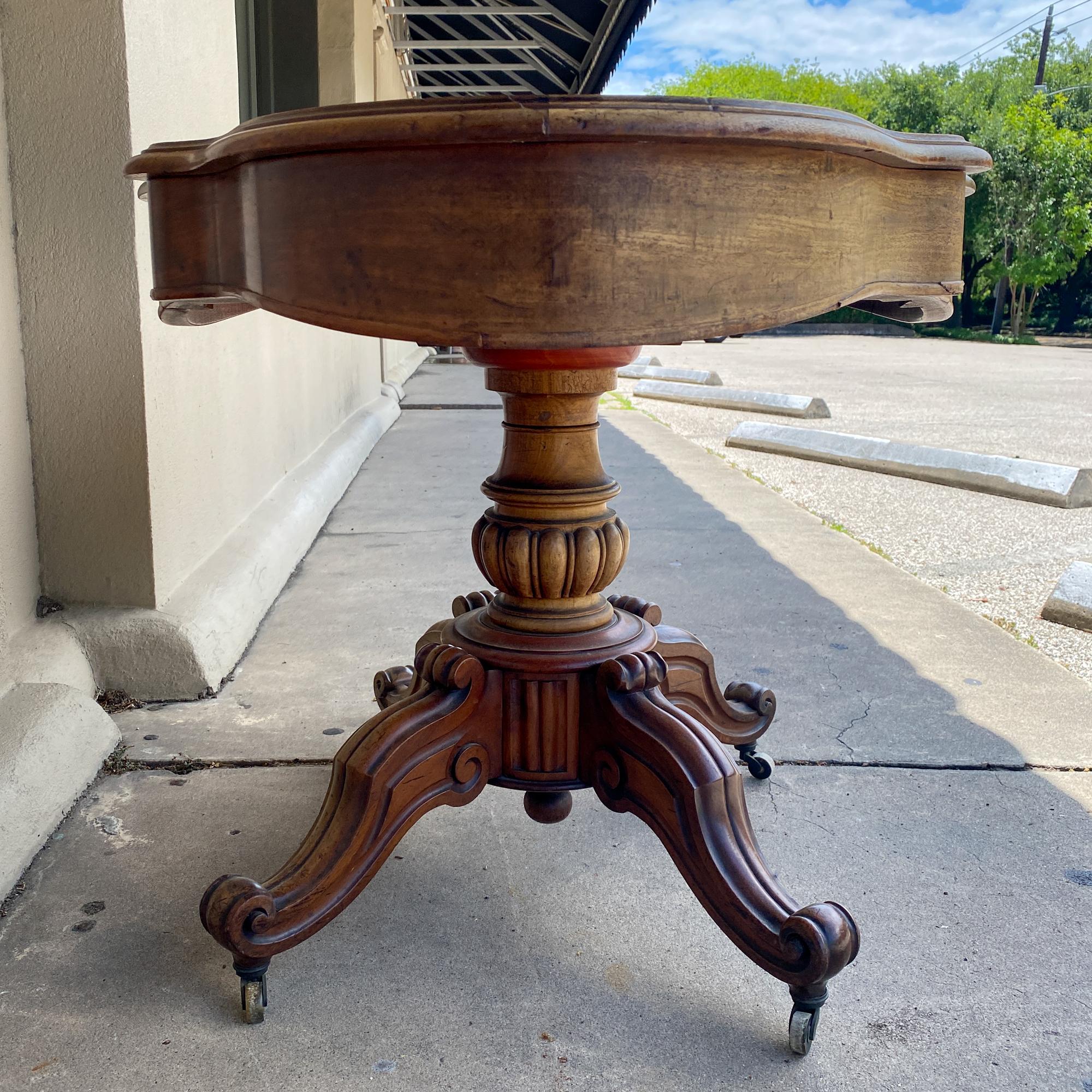 Intagliato a mano Antique French Tavolino in mogano con cassetti e rotelle, 1890 circa in vendita