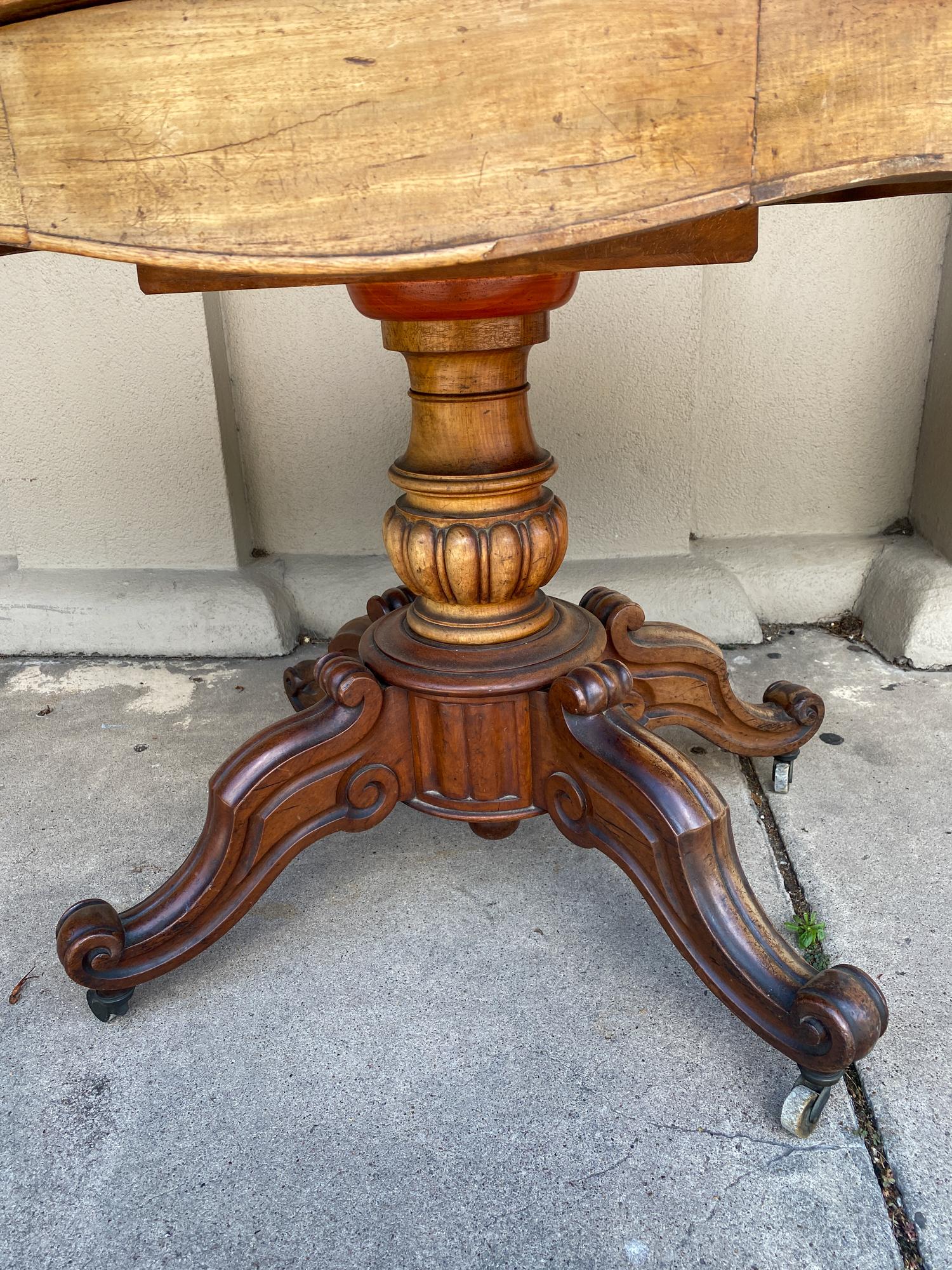 Antique French Tavolino in mogano con cassetti e rotelle, 1890 circa In condizioni discrete in vendita a Houston, TX