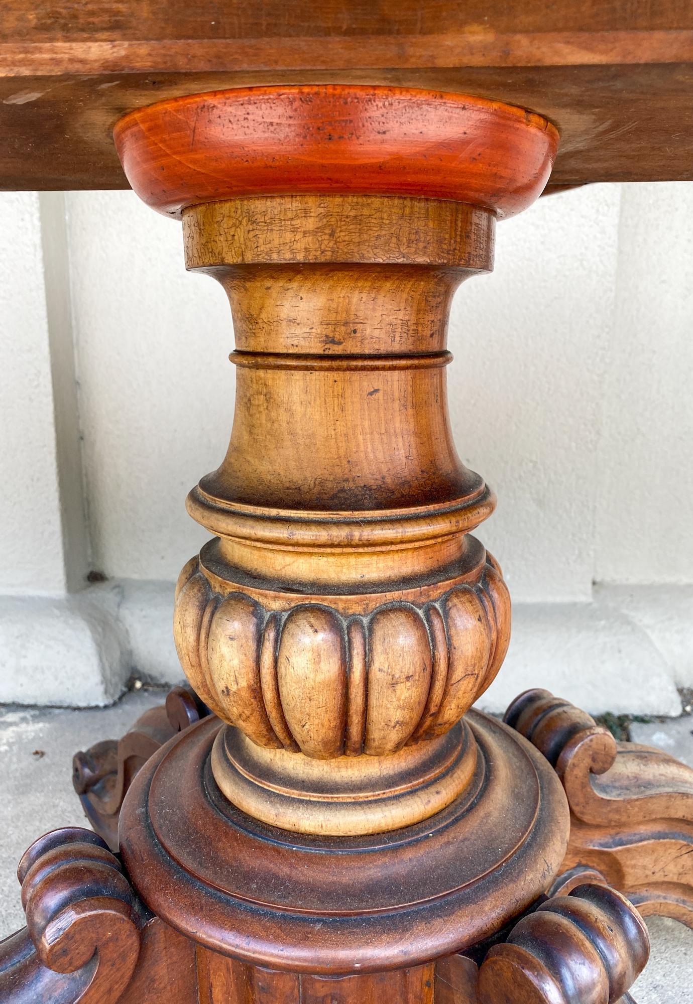 Fine XIX secolo Antique French Tavolino in mogano con cassetti e rotelle, 1890 circa in vendita