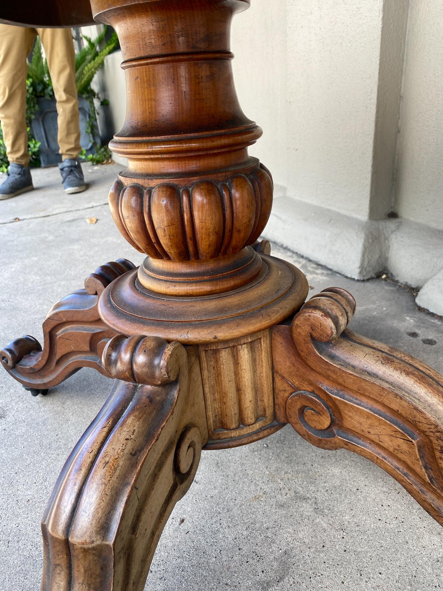 Mogano Antique French Tavolino in mogano con cassetti e rotelle, 1890 circa in vendita