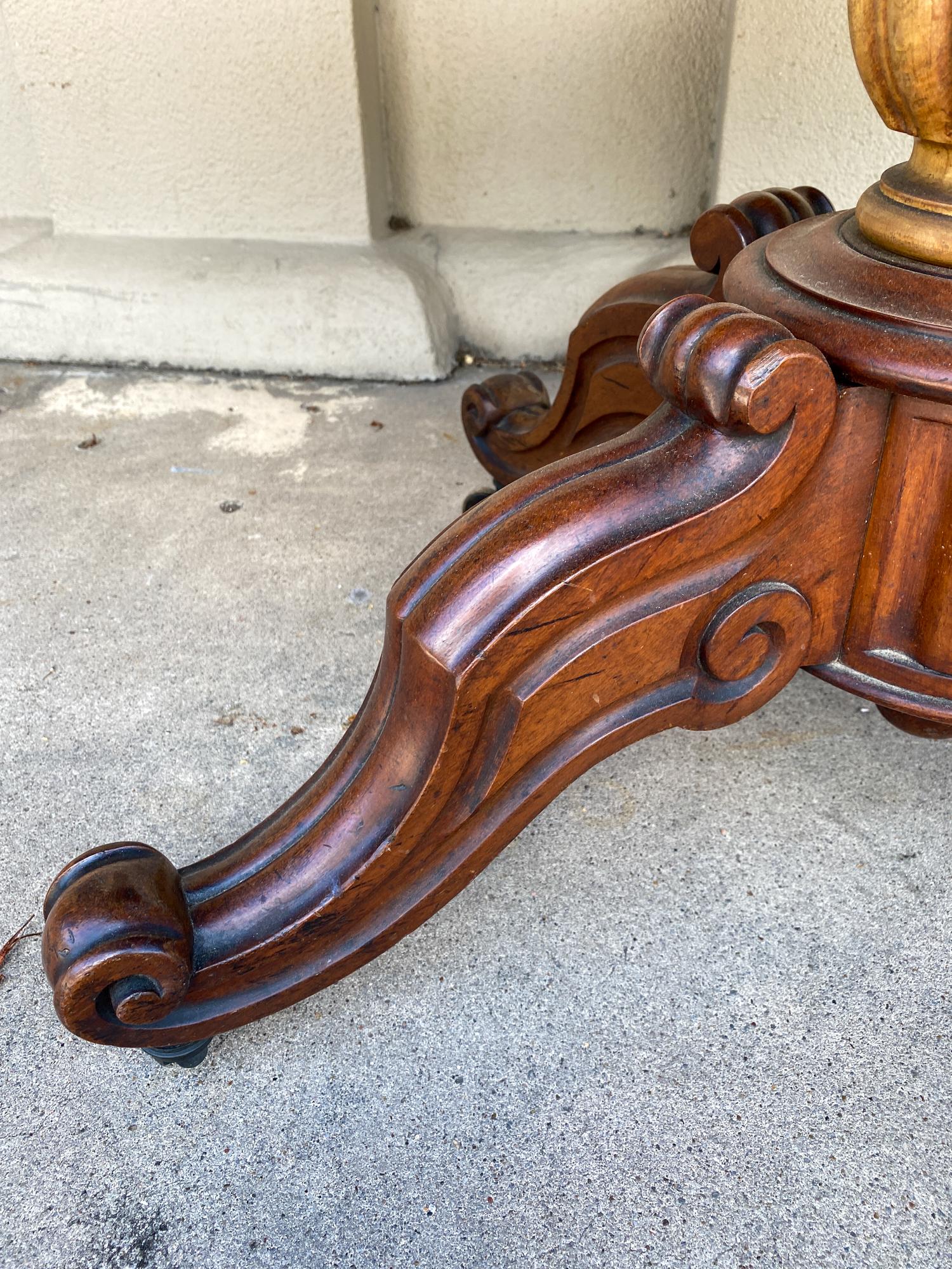 Antique French Tavolino in mogano con cassetti e rotelle, 1890 circa in vendita 1