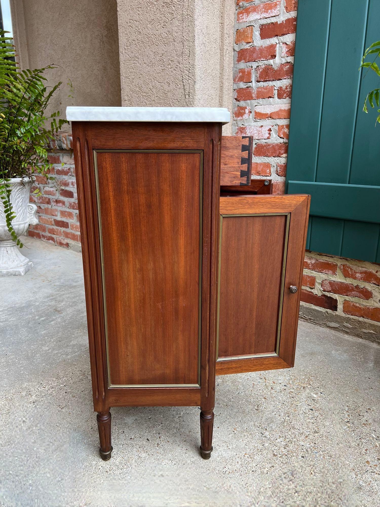 Antique French Caoba Pequeño Armario Mesa Auxiliar MÁRMOL Blanco Luis XVI Caoba en venta 5