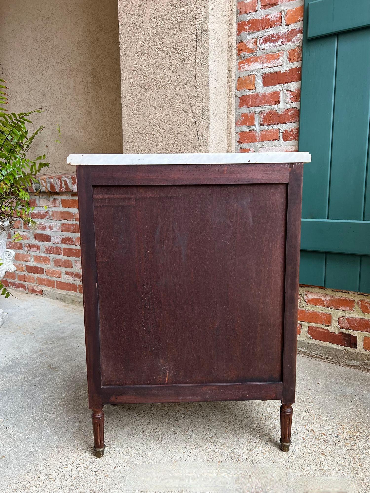Antique French Caoba Pequeño Armario Mesa Auxiliar MÁRMOL Blanco Luis XVI Caoba en venta 6