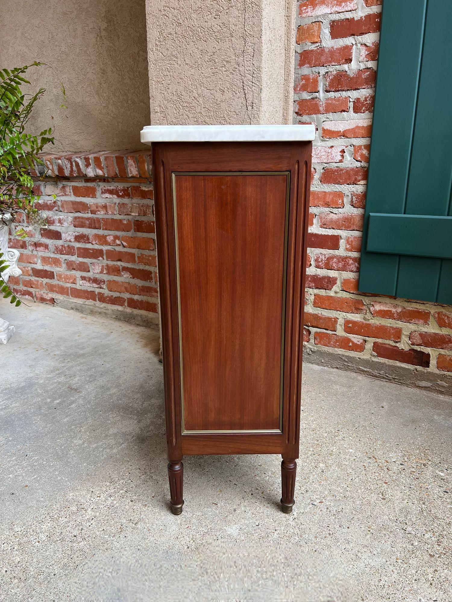 Antique French Caoba Pequeño Armario Mesa Auxiliar MÁRMOL Blanco Luis XVI Caoba en venta 12