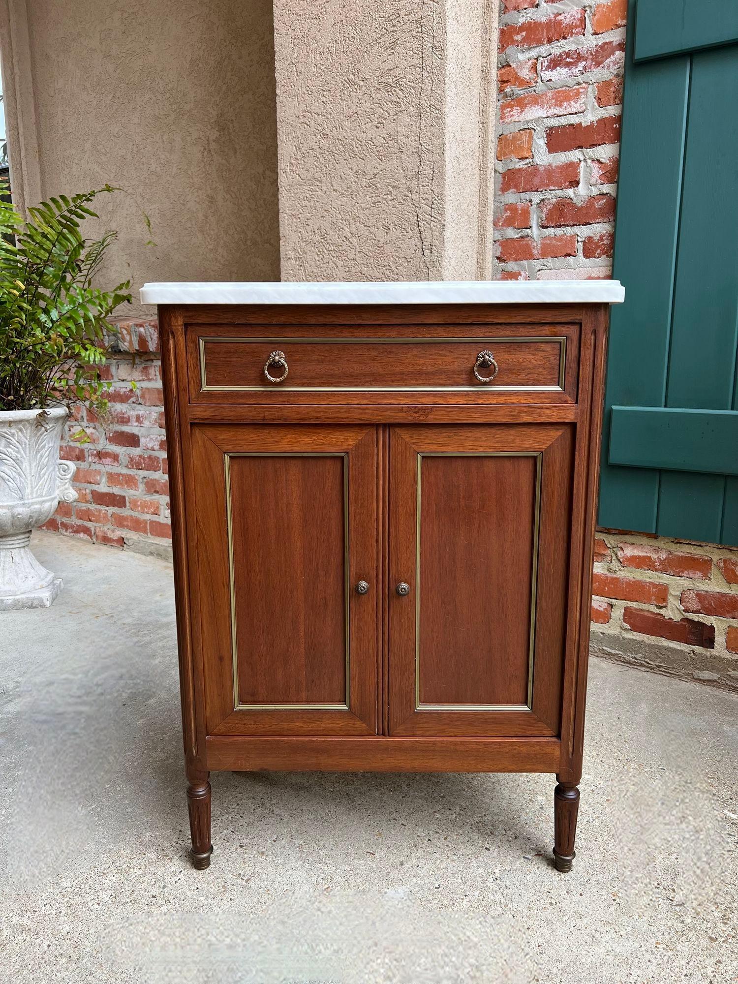 Antique French Caoba Pequeño Armario Mesa Auxiliar MÁRMOL Blanco Luis XVI Caoba.

Directamente desde Francia, nos complace poder ofrecerte este maravilloso mueble o mesa auxiliar de caoba antigua/vintage, una belleza clásica francesa y, con su