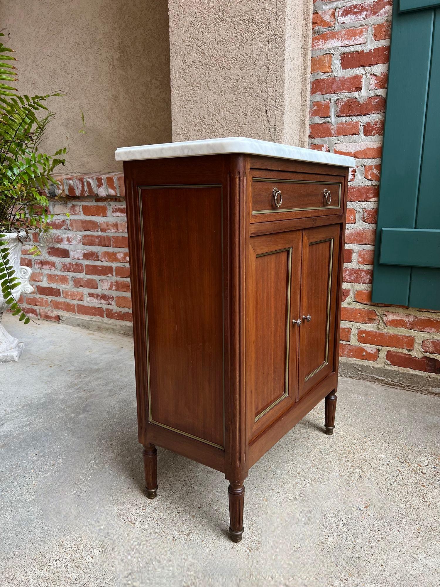 Antique French Caoba Pequeño Armario Mesa Auxiliar MÁRMOL Blanco Luis XVI Caoba Francés en venta