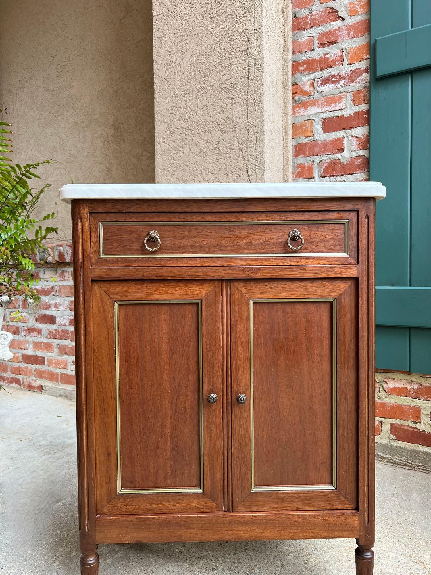 Antique French Caoba Pequeño Armario Mesa Auxiliar MÁRMOL Blanco Luis XVI Caoba en Bueno estado para la venta en Shreveport, LA