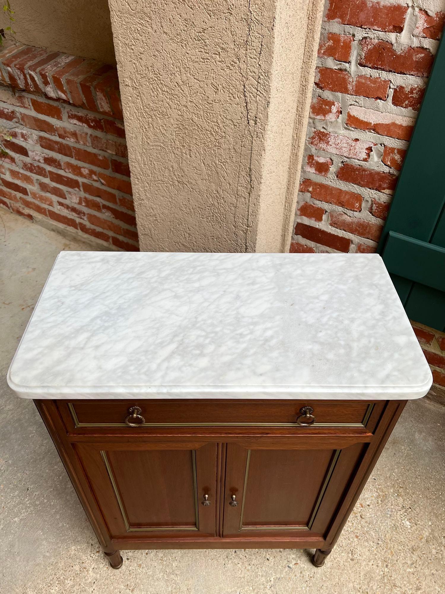 Antique French Caoba Pequeño Armario Mesa Auxiliar MÁRMOL Blanco Luis XVI Caoba mediados del siglo XX en venta