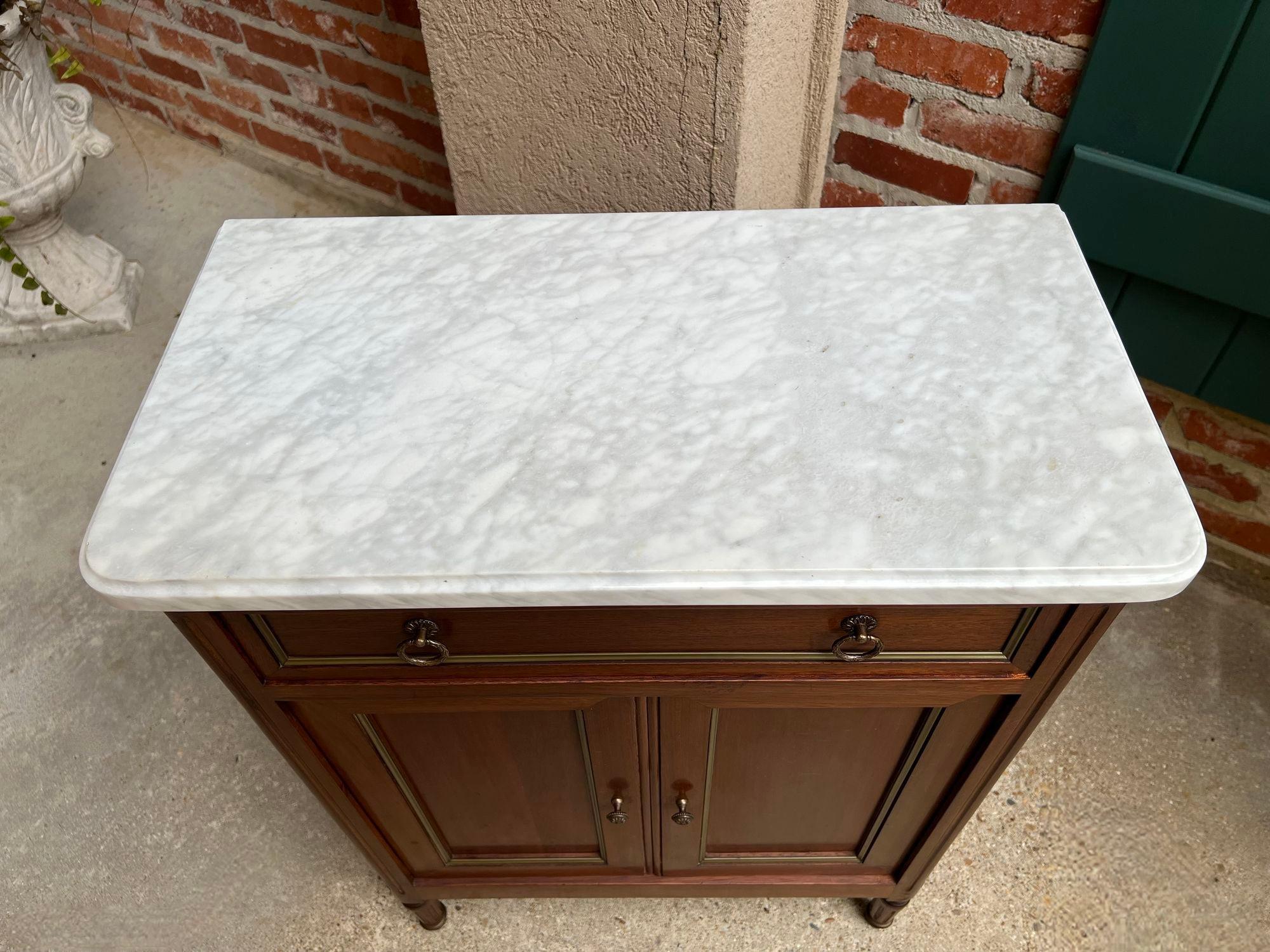 Antique French Caoba Pequeño Armario Mesa Auxiliar MÁRMOL Blanco Luis XVI Caoba Latón en venta