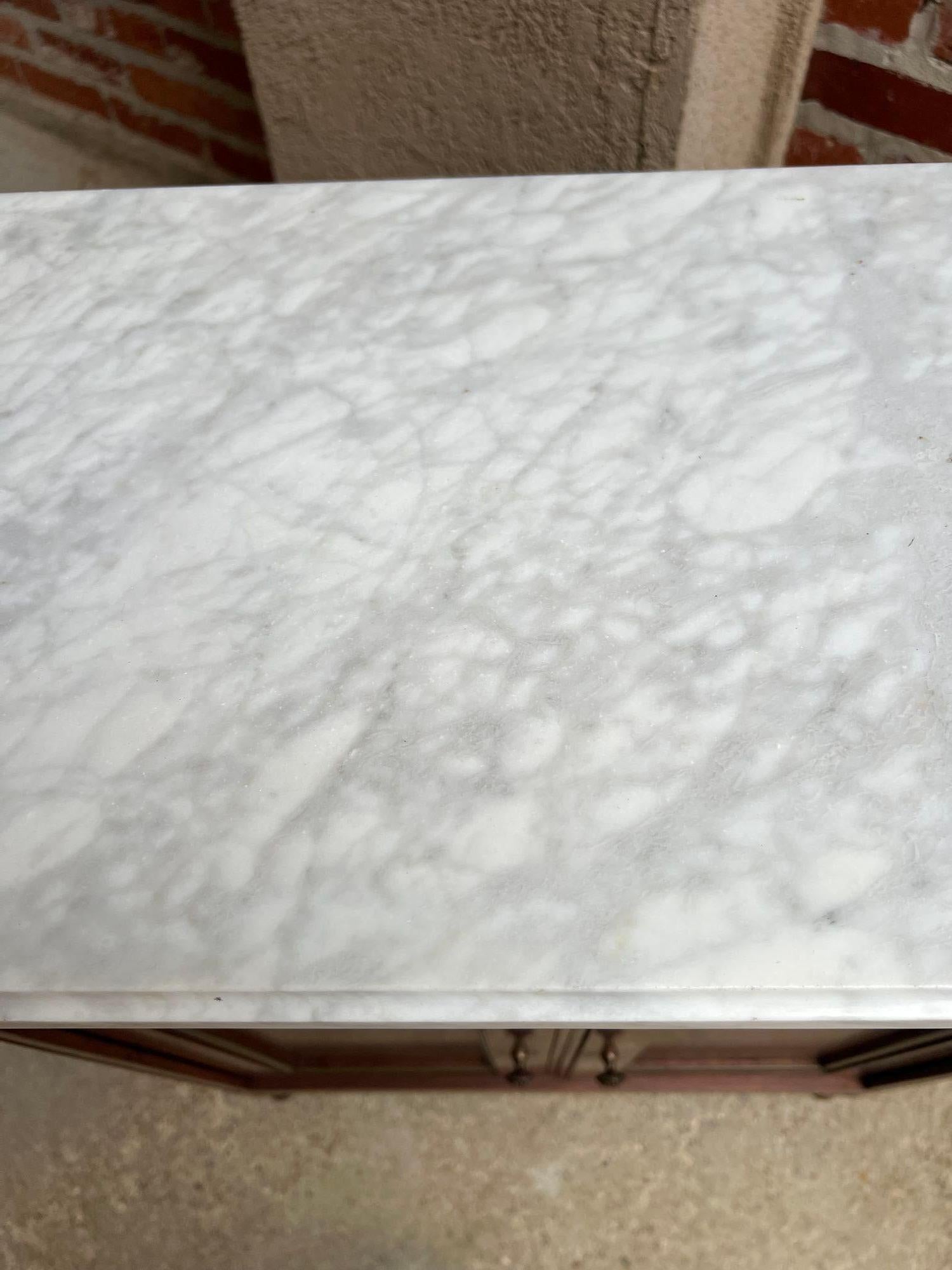 Antique French Caoba Pequeño Armario Mesa Auxiliar MÁRMOL Blanco Luis XVI Caoba en venta 2