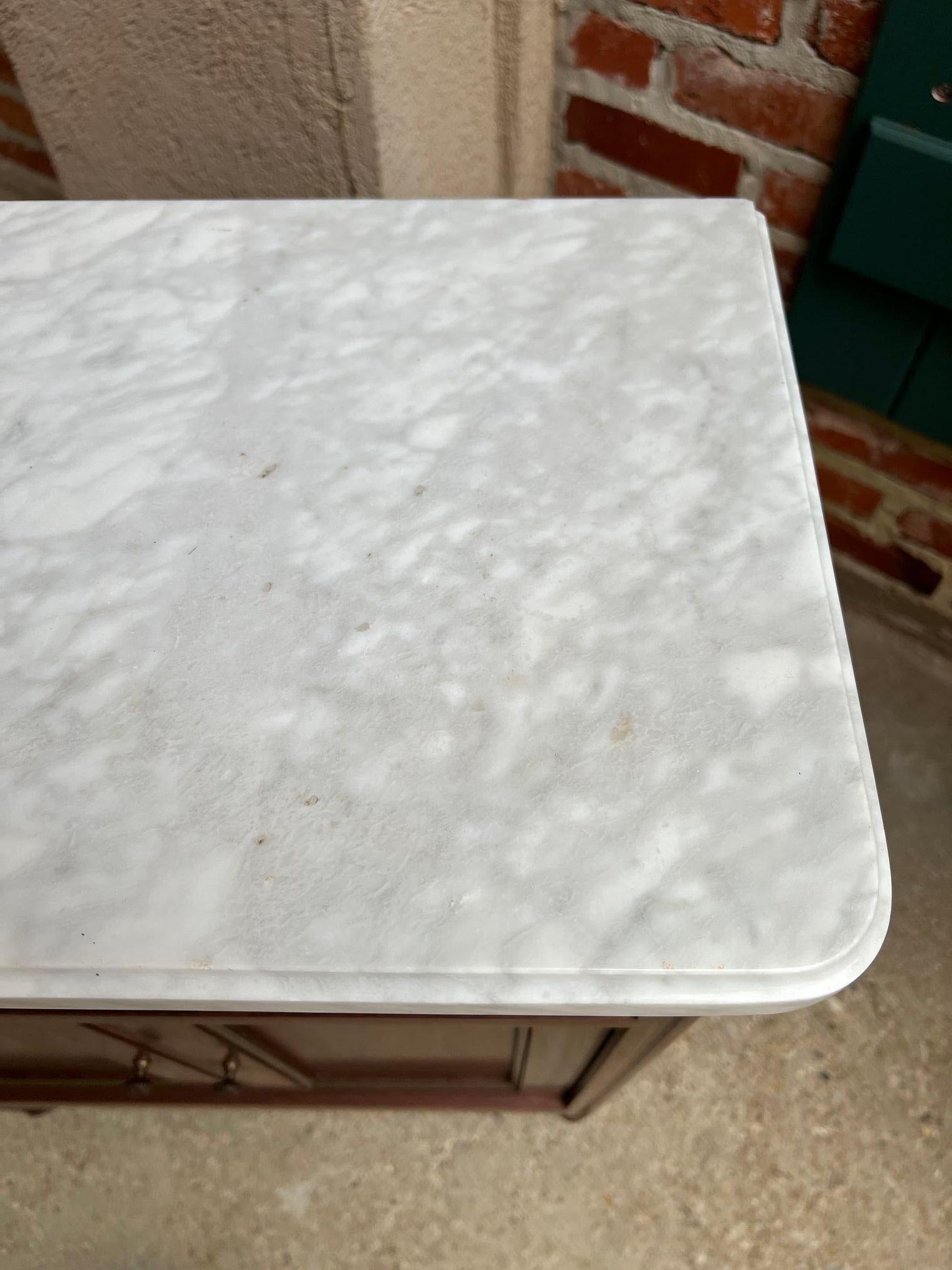 Antique French Caoba Pequeño Armario Mesa Auxiliar MÁRMOL Blanco Luis XVI Caoba en venta 3