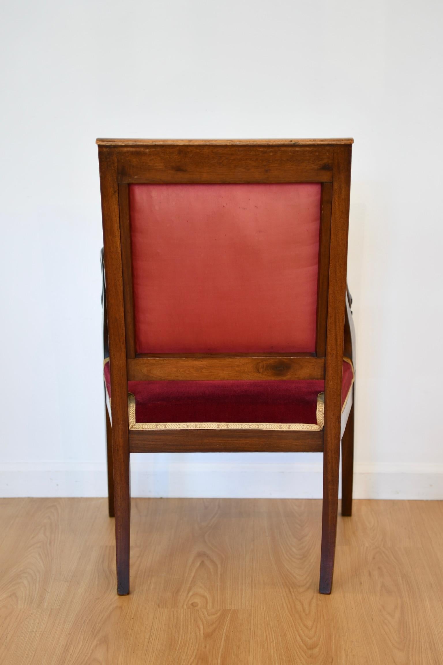 Antique fauteuil français en acajou à décor de Swan en vente 4