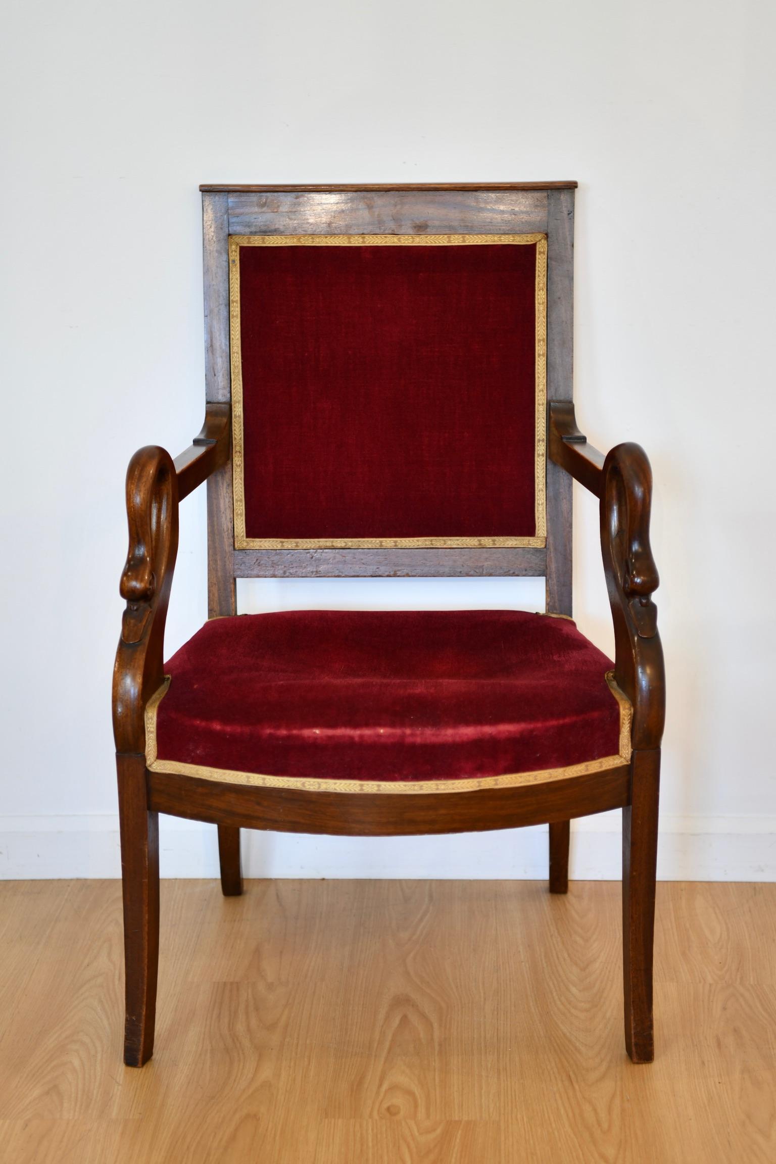 Französischer geschnitzter Mahagoni-Sessel mit Schwanenköpfen, um 1930. Zwei verfügbar, einzeln verkauft. Passend dazu ist eine Chaiselongue erhältlich. Suken-Sitze; benötigen möglicherweise neue Federn. Abmessungen: 35 