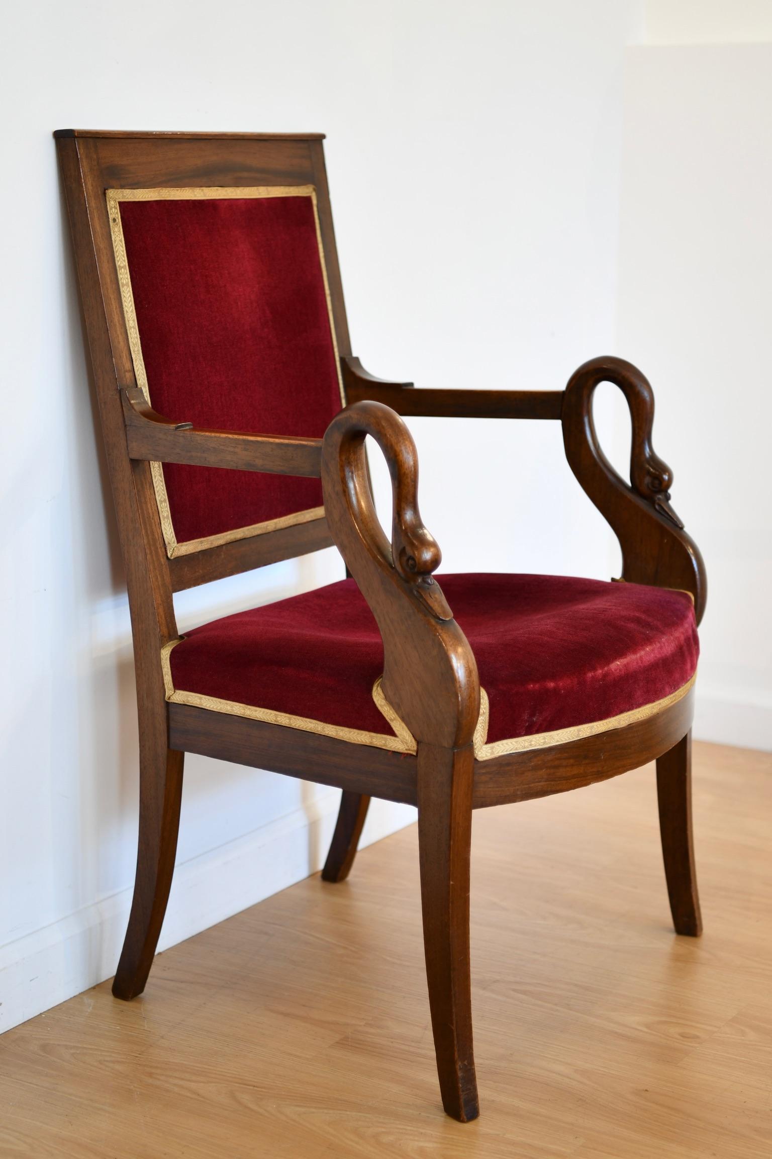 Antike Französisch Mahagoni Swan dekoriert Sessel im Zustand „Gut“ im Angebot in Brooklyn, NY