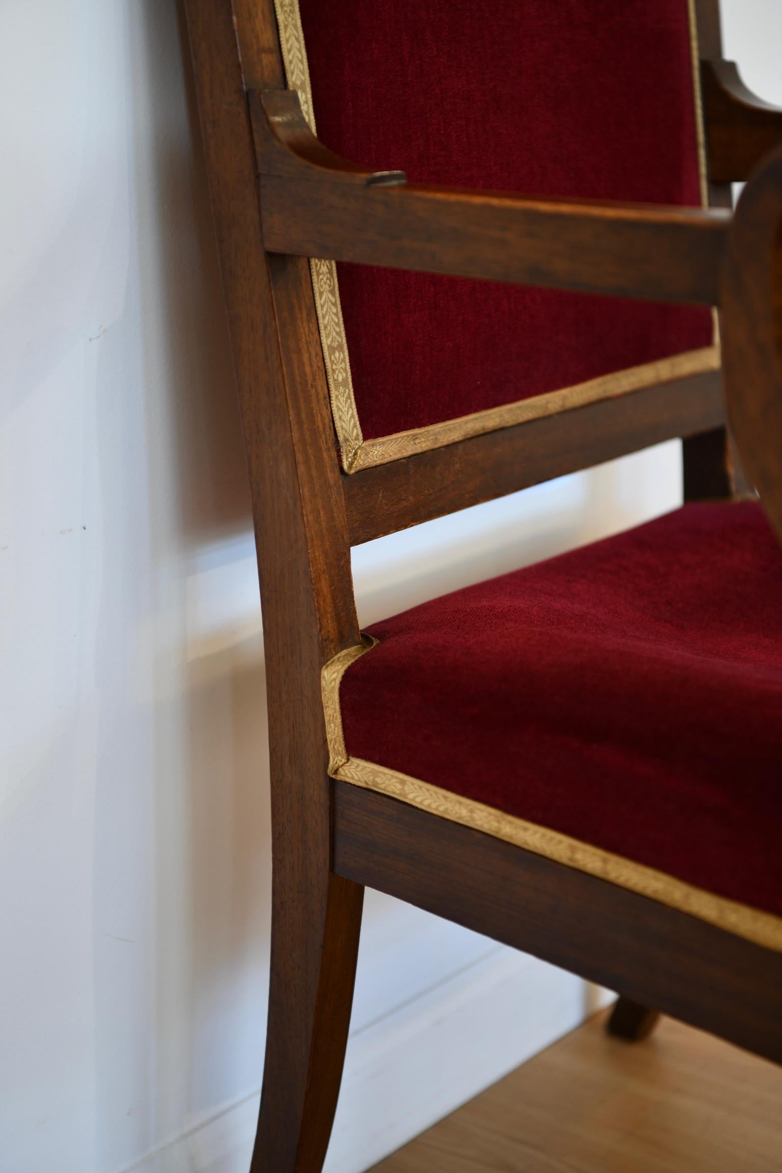 Milieu du XXe siècle Antique fauteuil français en acajou à décor de Swan en vente