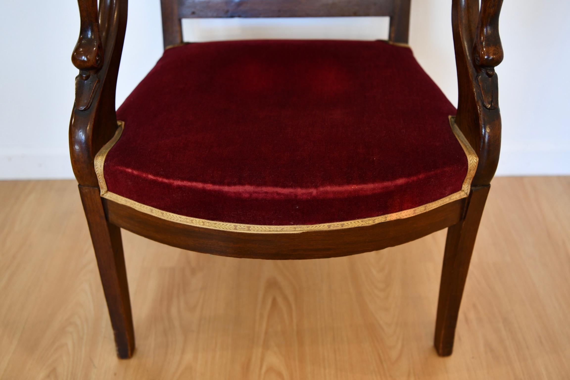 Acajou Antique fauteuil français en acajou à décor de Swan en vente