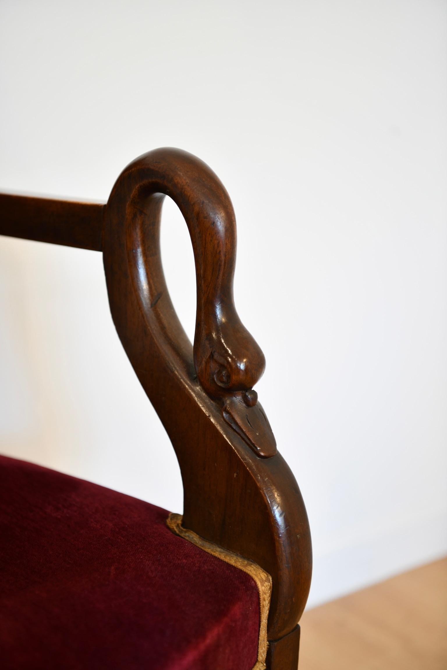Antike Französisch Mahagoni Swan dekoriert Sessel im Angebot 2
