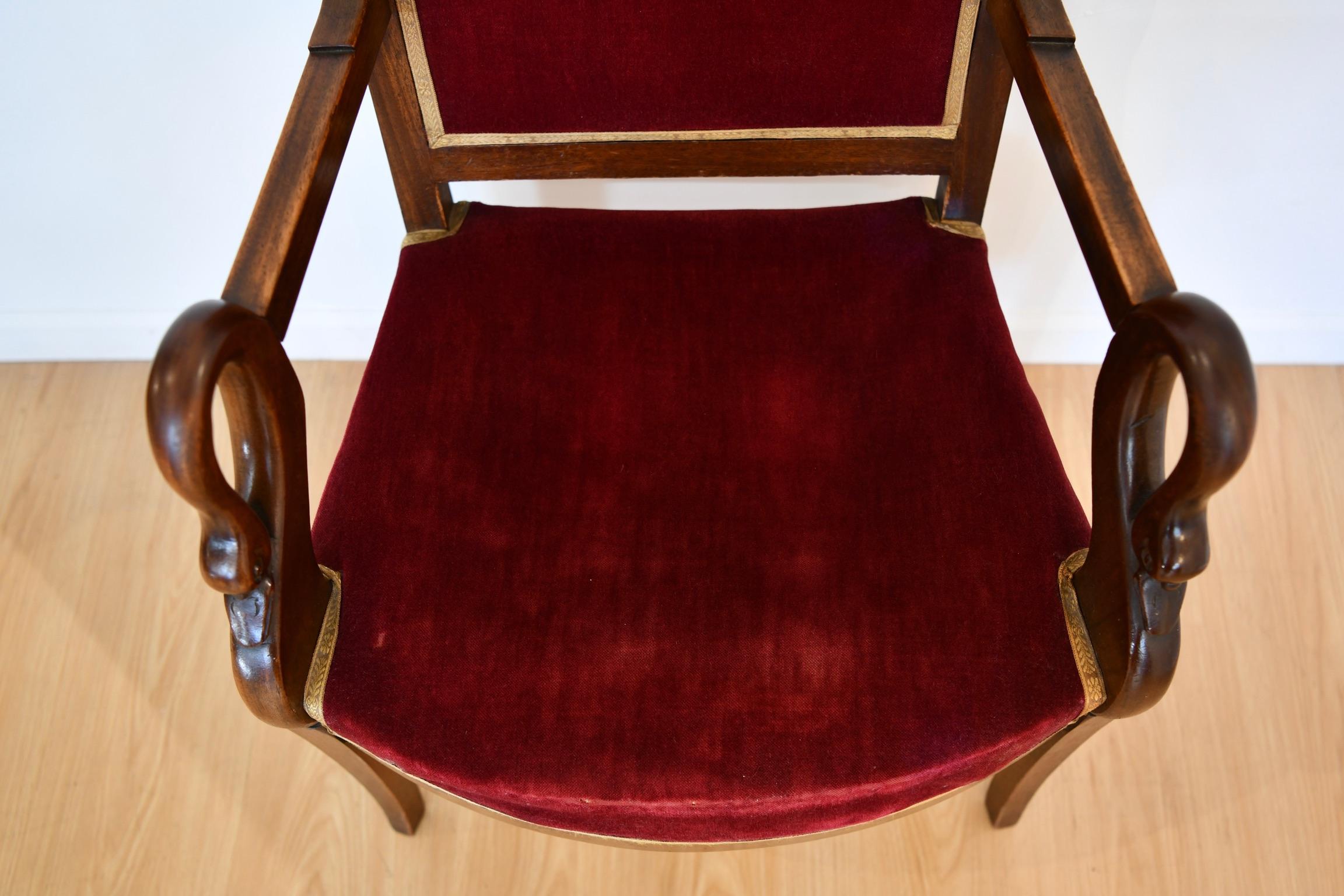 Antique fauteuil français en acajou à décor de Swan en vente 1